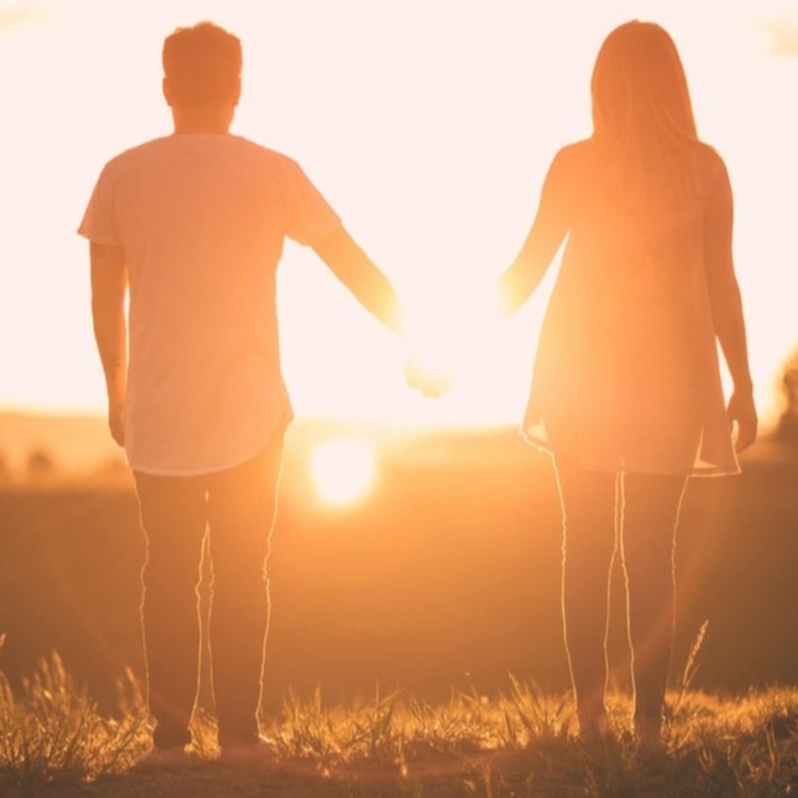 Destination pas chère, couple au soleil main dans la main