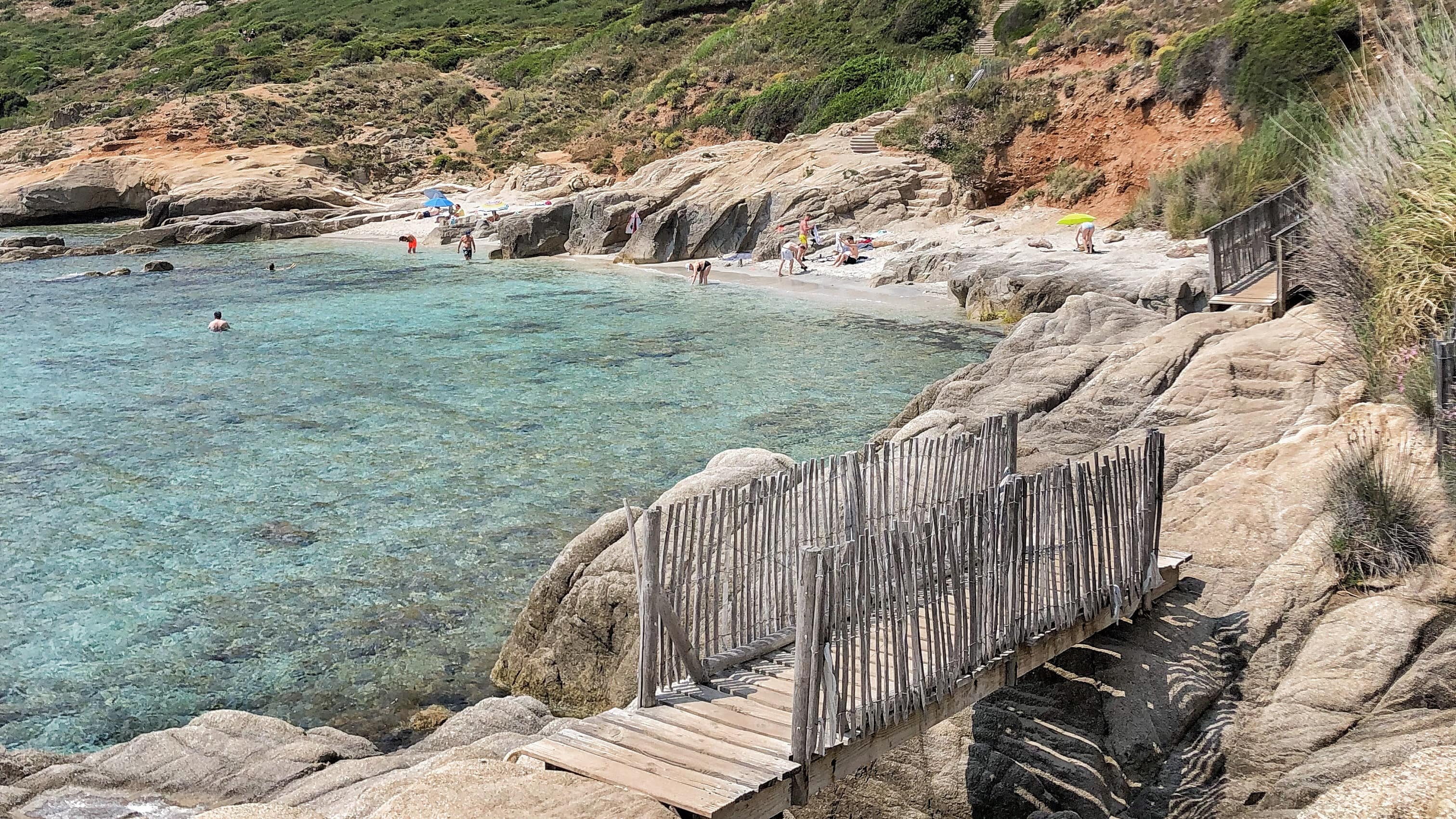 Sentier du littoral avec petits ponts en bois au cap Taillat, près de Ramatuelle, dans le Var