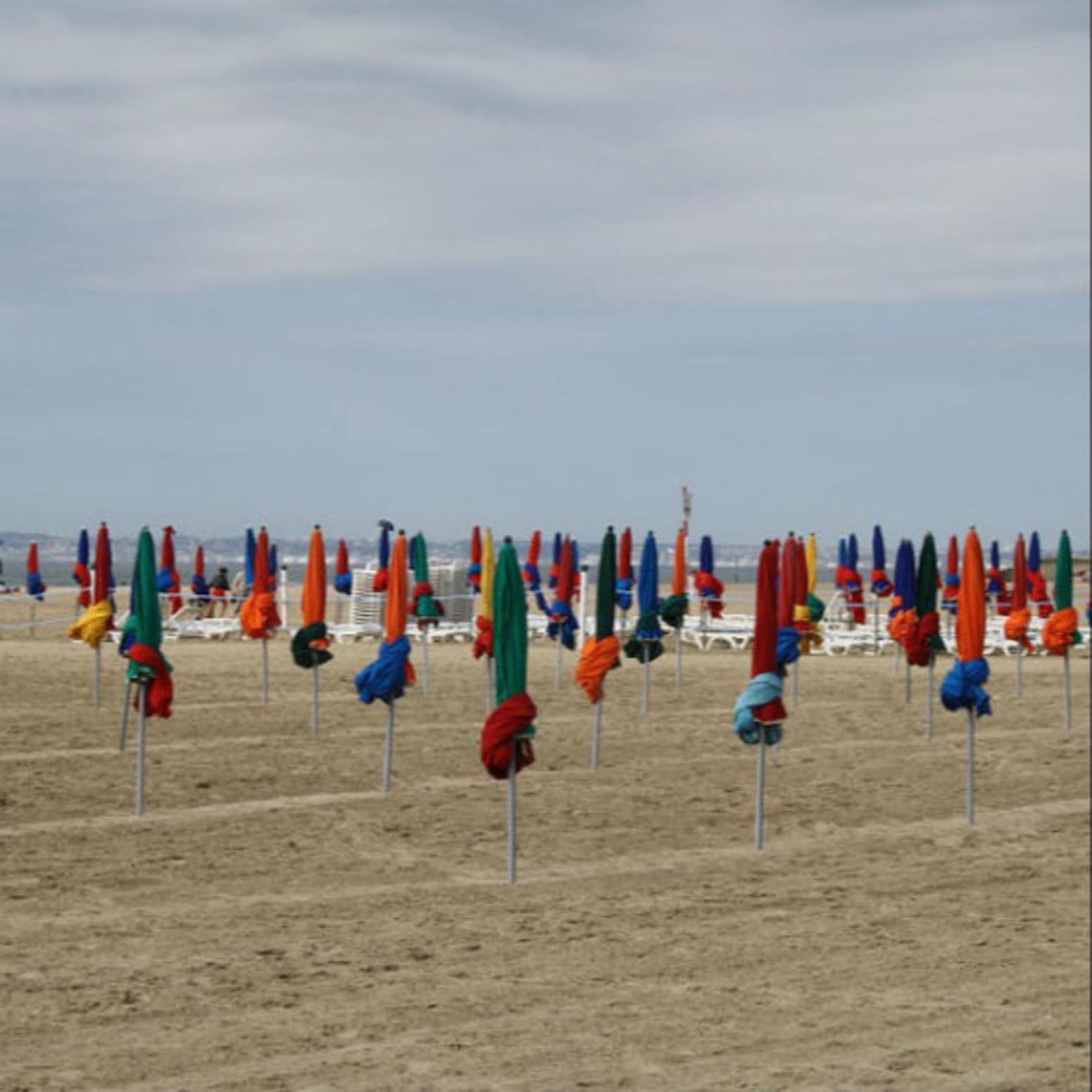 Plage de Deauville, parasols, sable, location vacances Normandie bord de mer