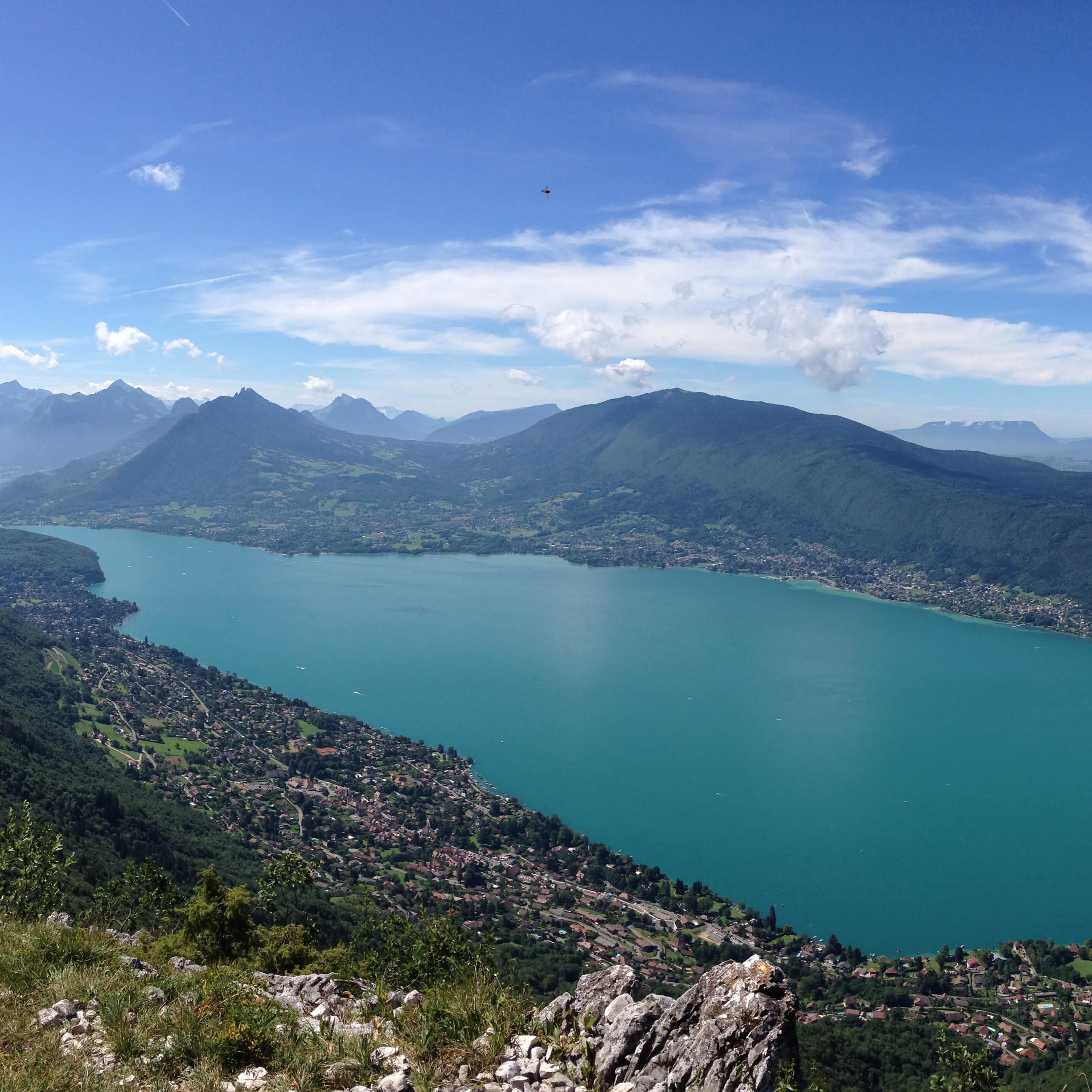 ’Paysage de montagne avec vue sur le magnifique lac d’Annecy aux eaux turquoise