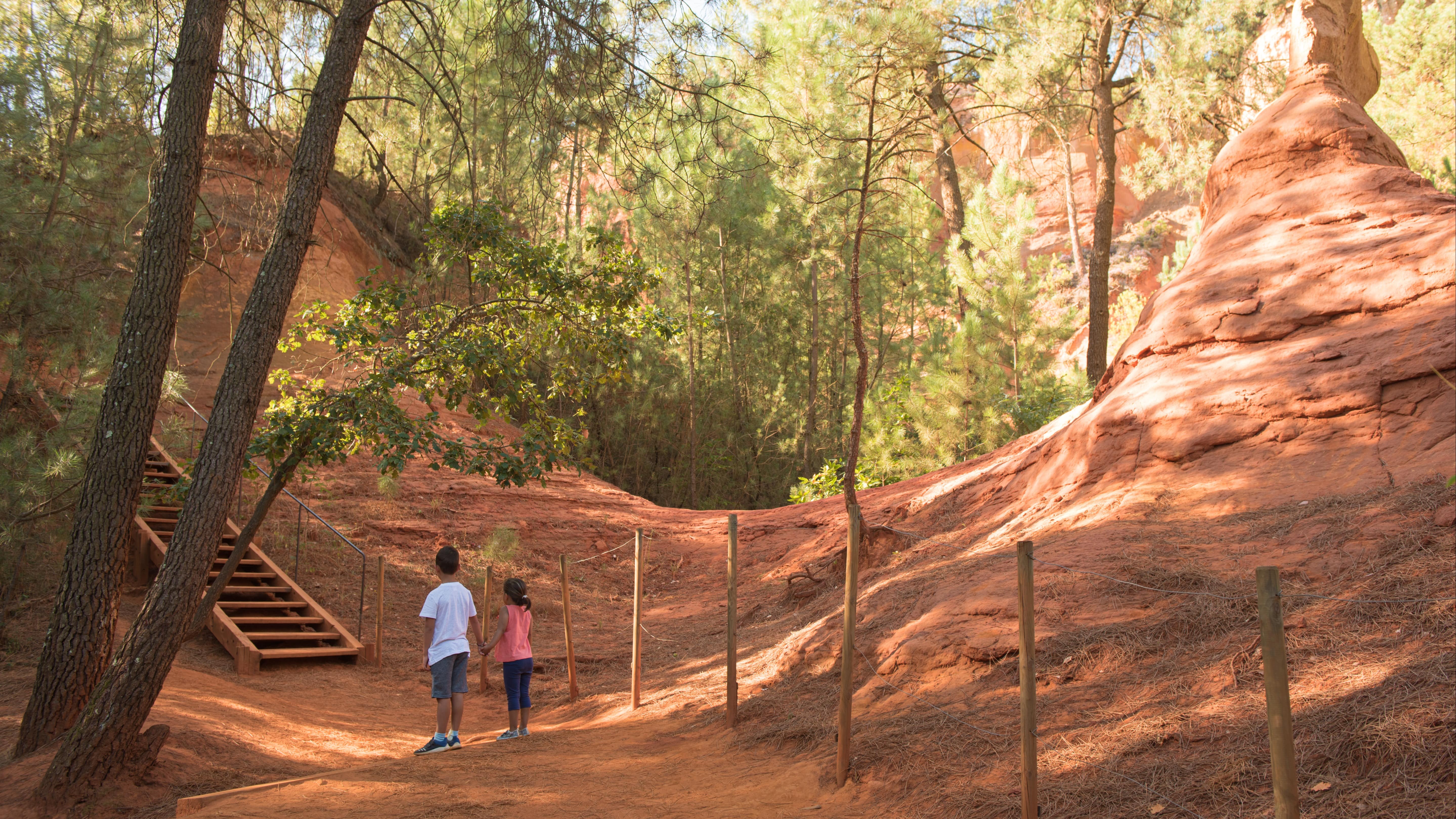 Deux enfants qui se tiennent la main sur le sentier des Ocres à Roussillon dans le Vaucluse