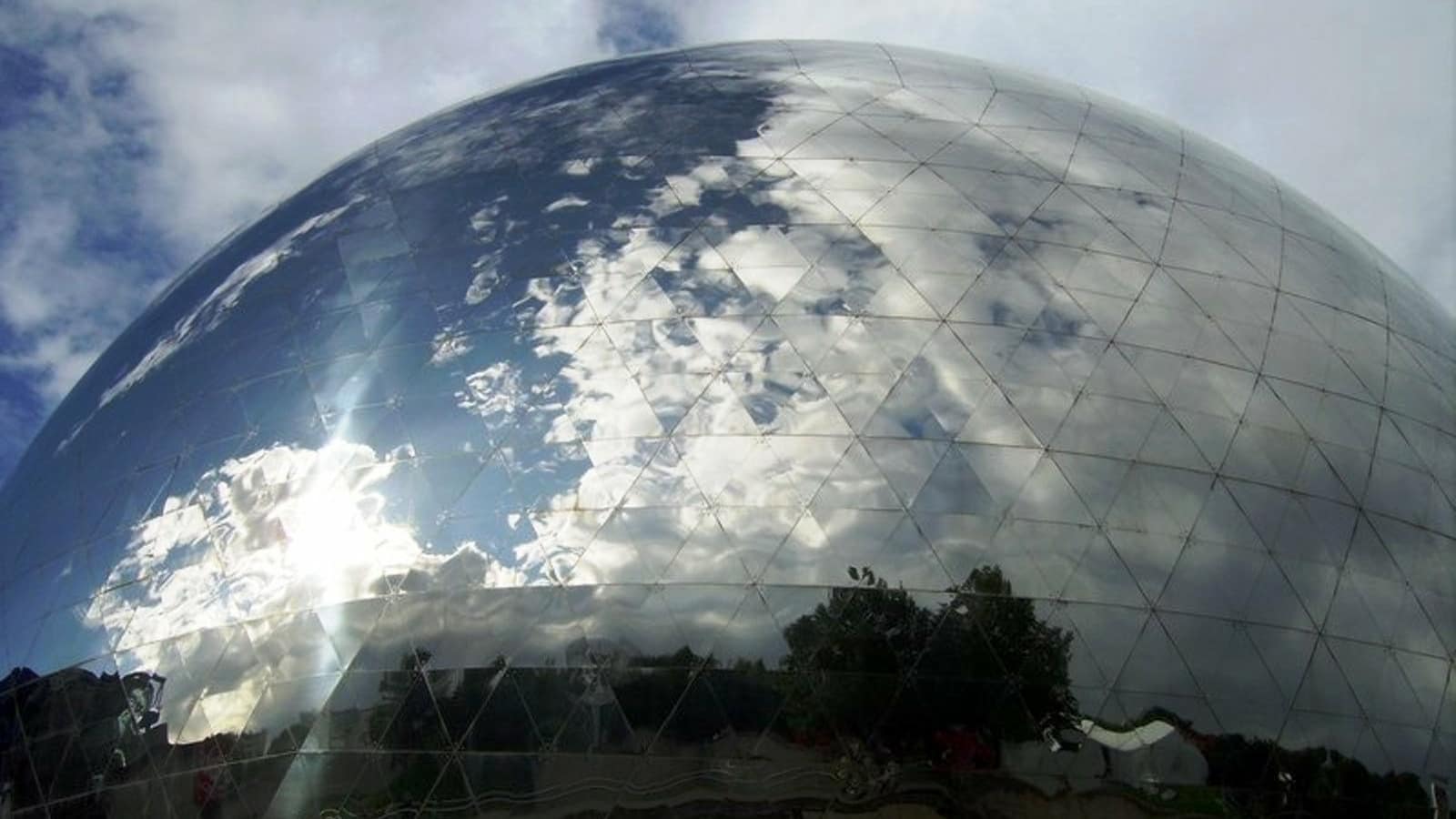 Gros plan sur la Géode de la Cité des Sciences au parc de la Villette,à Paris