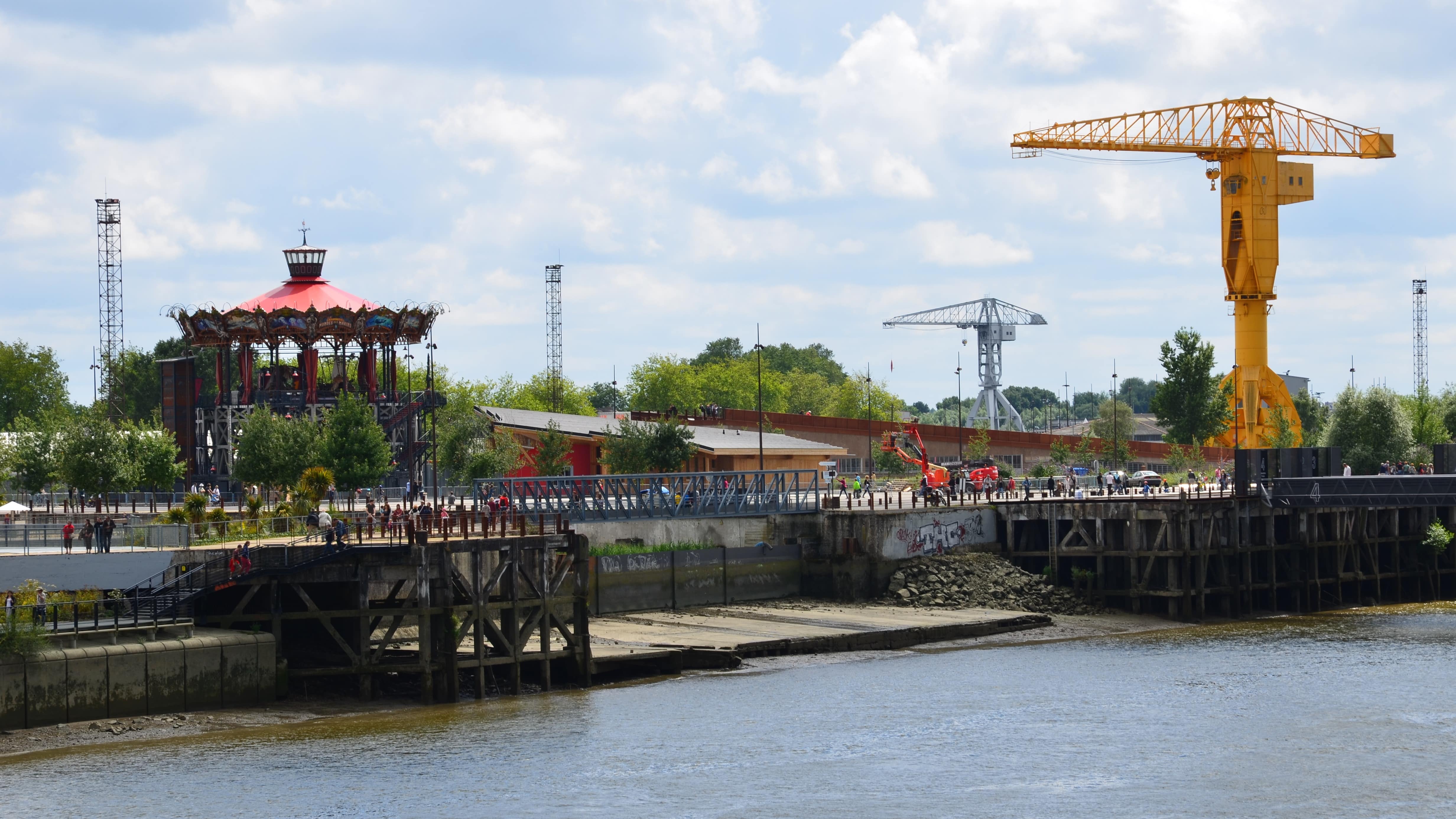 Grue jaune Titan et carrousel des Machines de l’île à Nantes