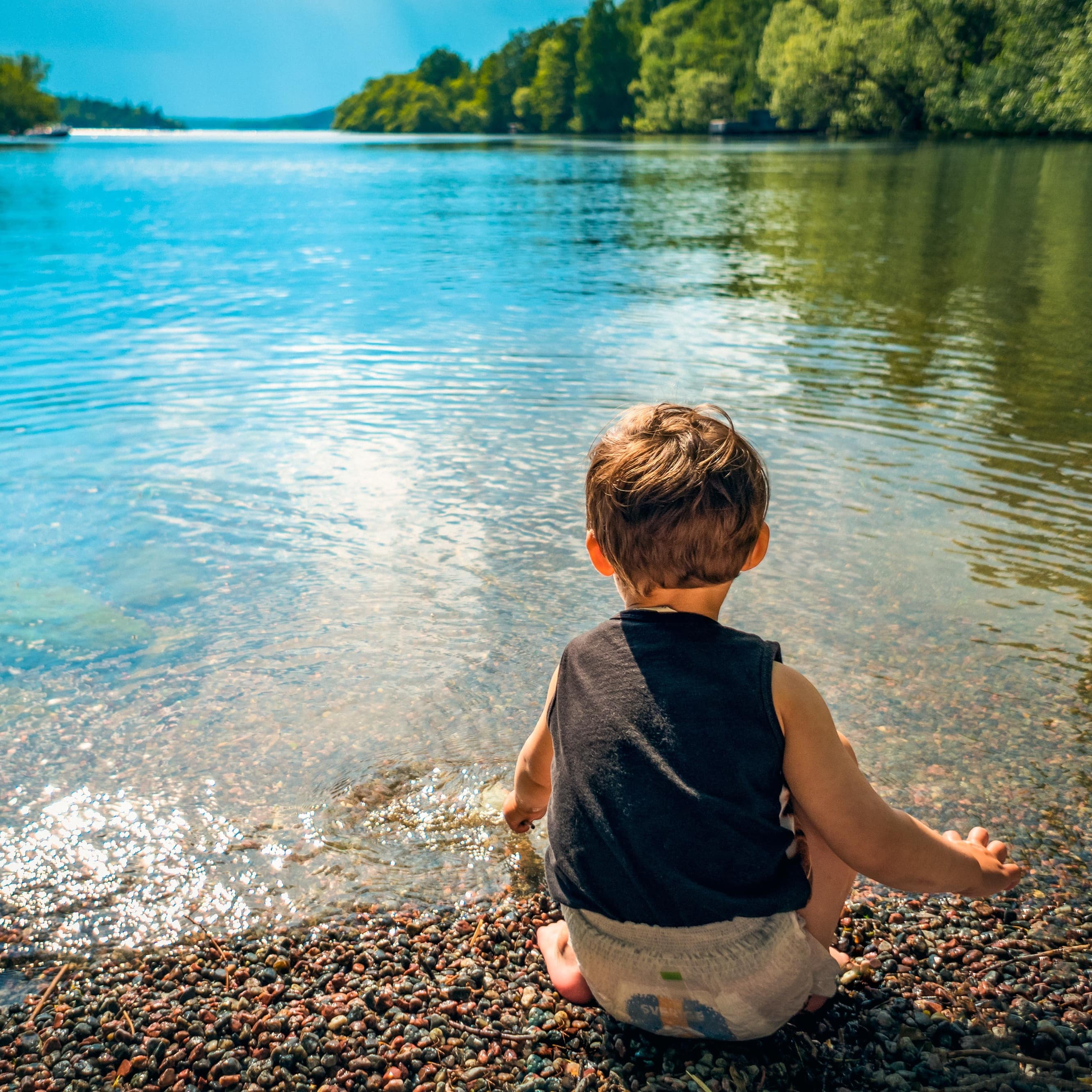 Bébé au bord d’un lac, week-end avec enfant
