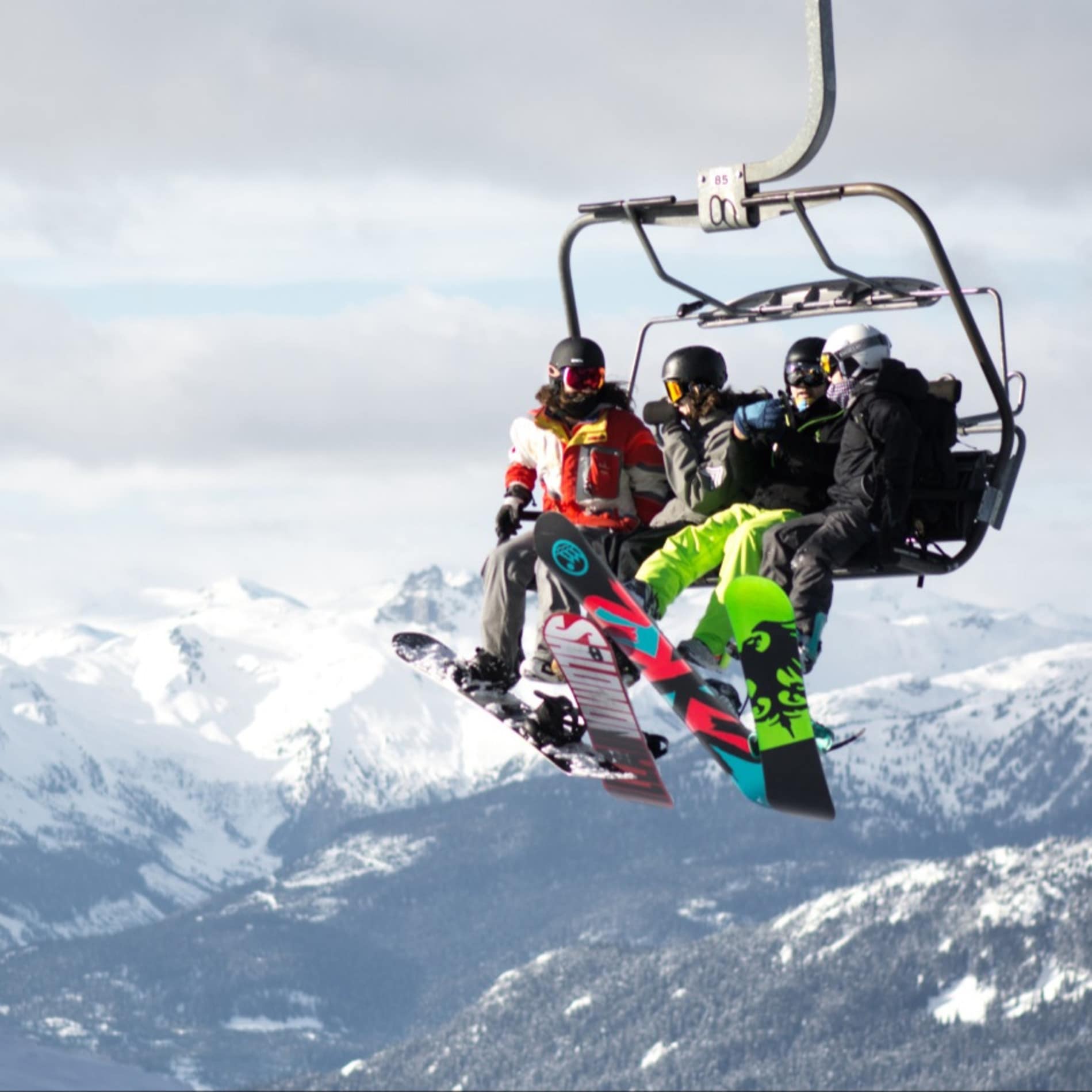 Remontée mécanique sur fond de montagne