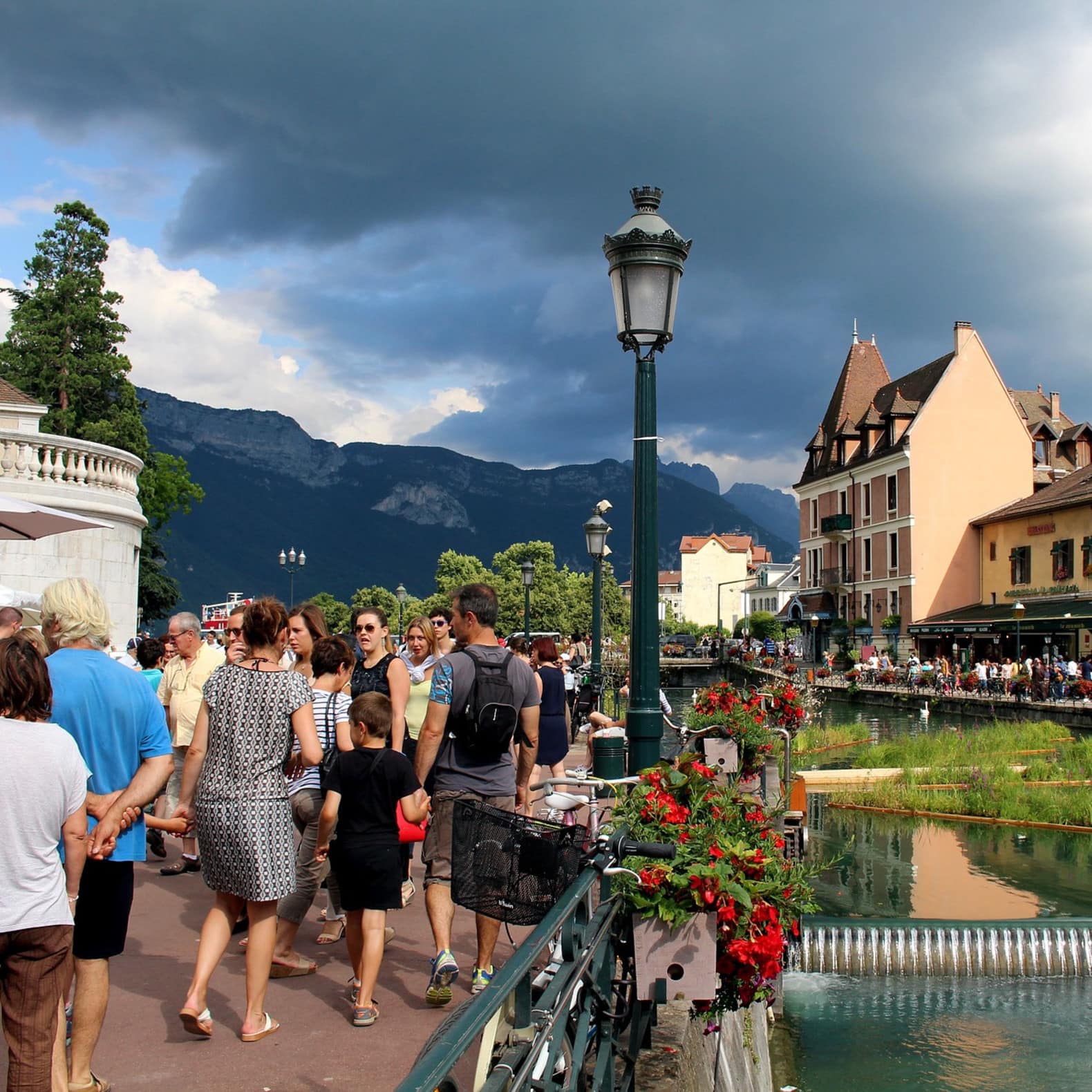 Vieille ville au bord de l'eau : Annecy-le-Vieux, paradis des amateurs de vieilles pierres.