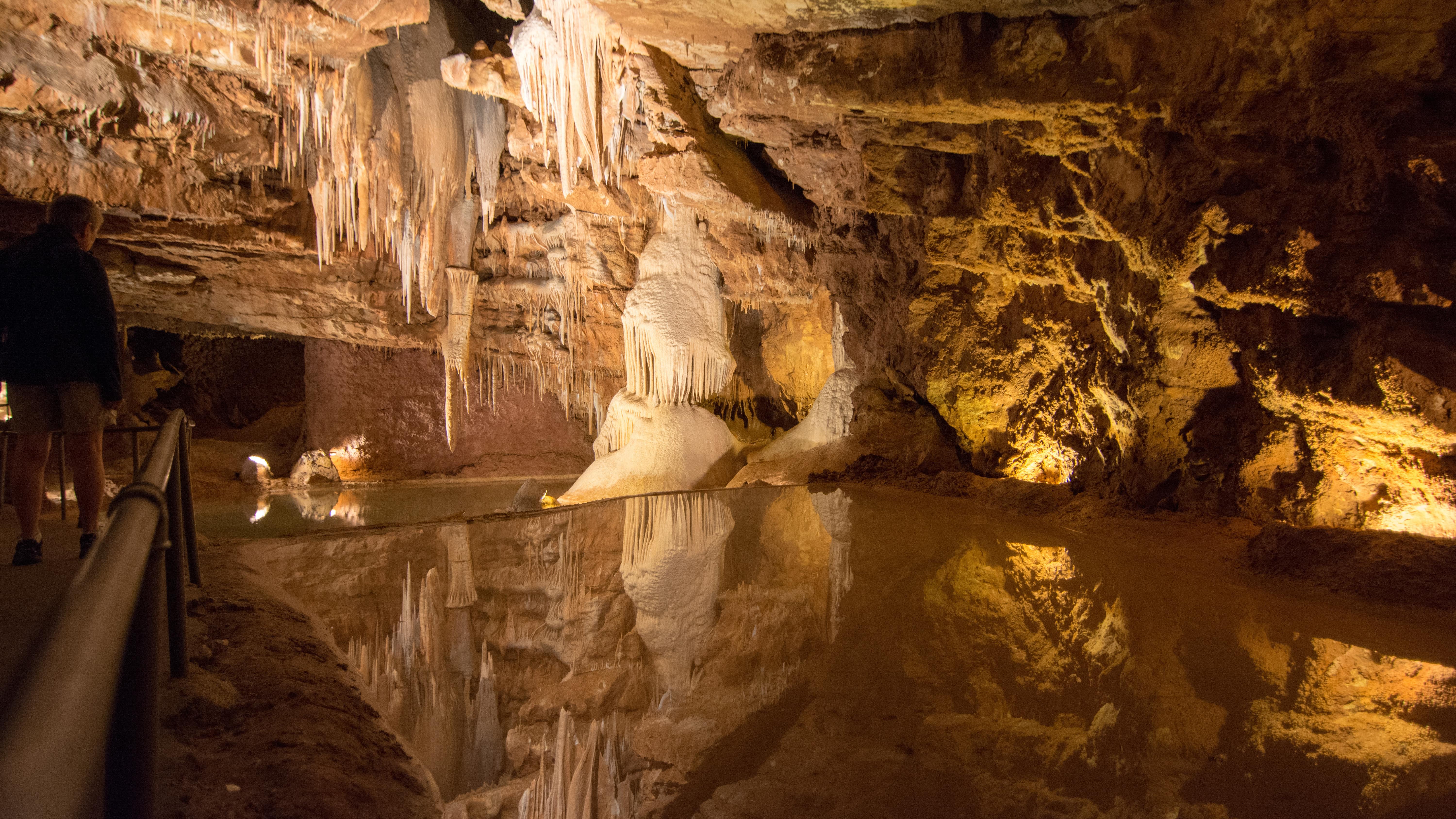 Gouffre avec des stalagmites au plafond, dans le Périgord