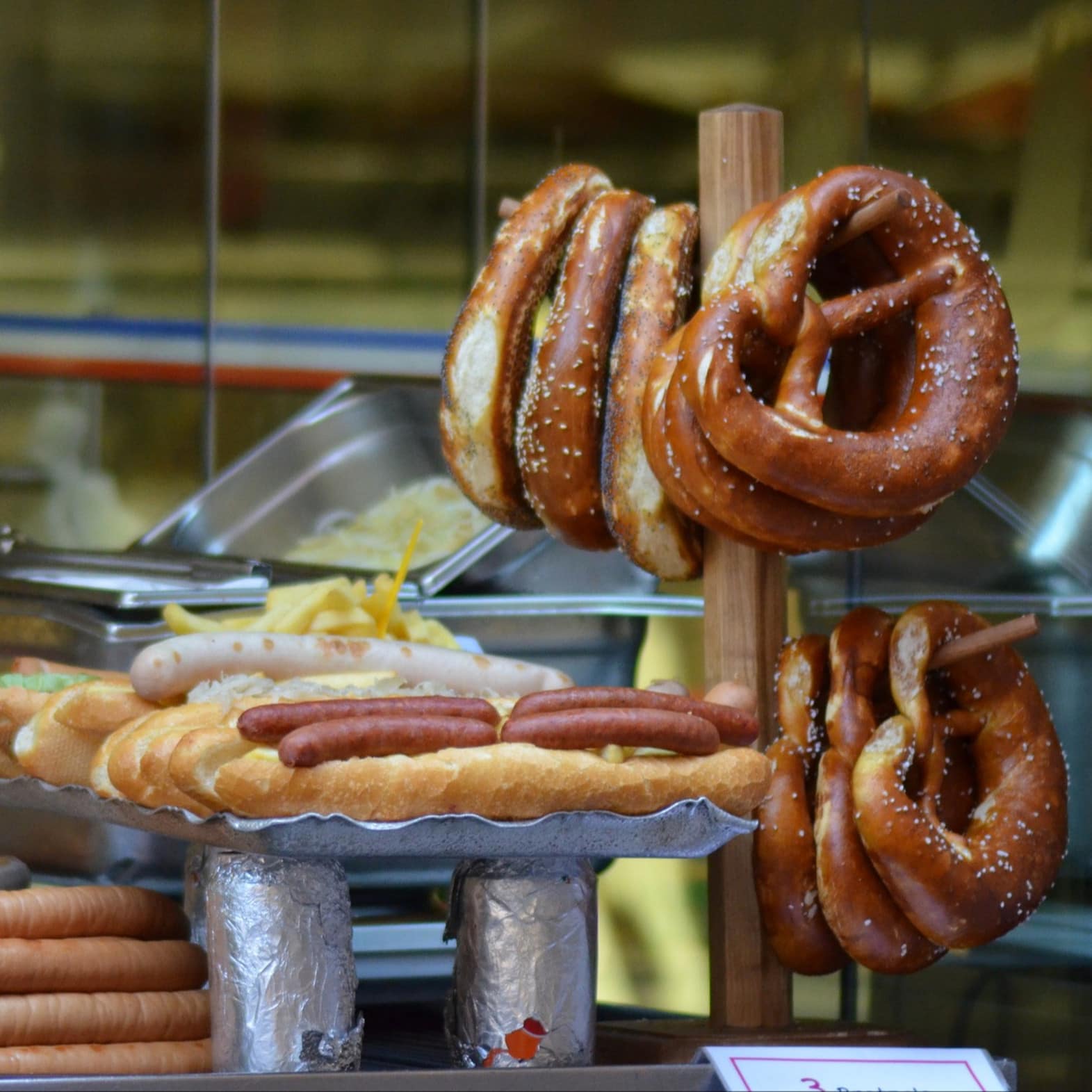 Saucisses, bretzels et choucroute. La gastronomie de l'Alsace vous attend à Strasbourg.