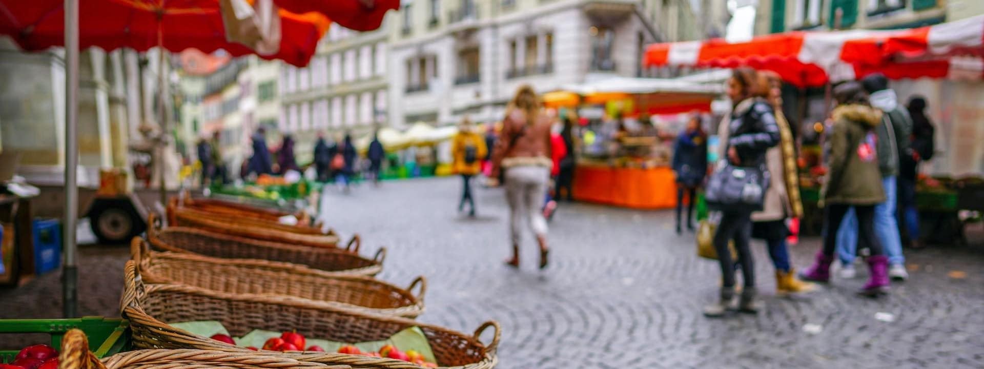 5 façons de venir en aide à la communauté locale pendant vos vacances