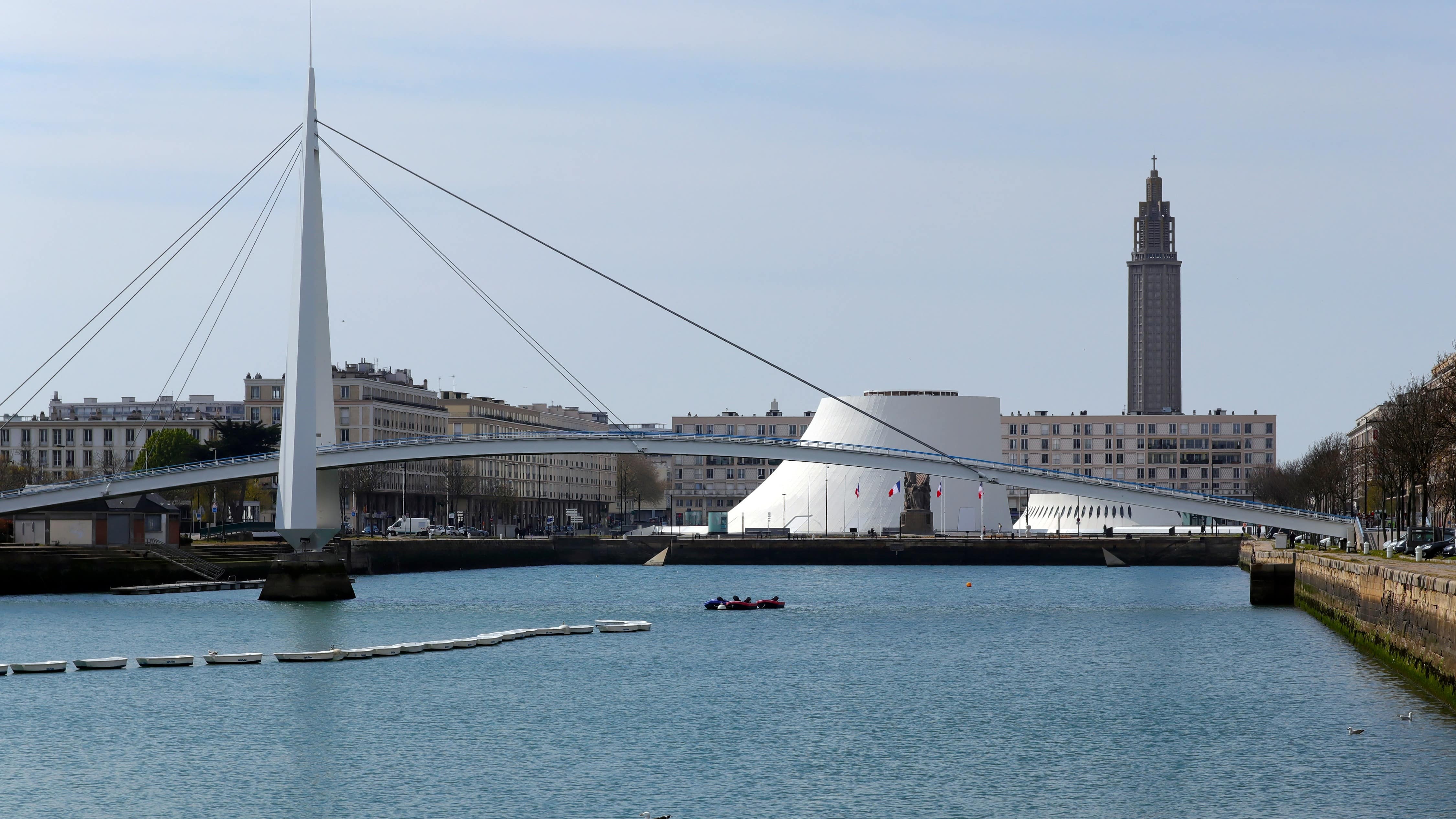 Passerelle sur le bassin du Commerce avec le centre culturel, Le Volcan, et le clocher de l’église Saint-Joseph au Havre
