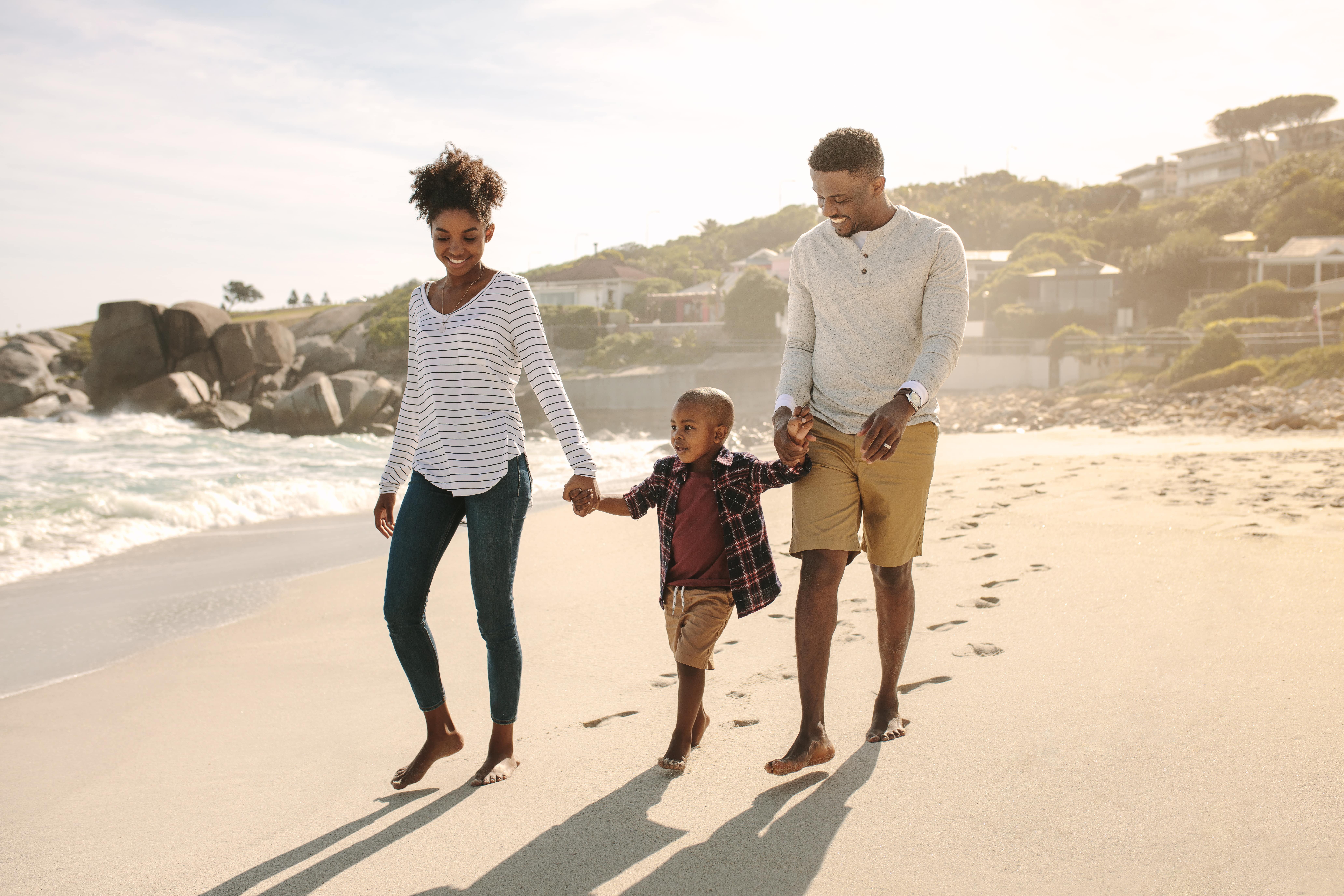 famille marchant sur la plage face a la camera