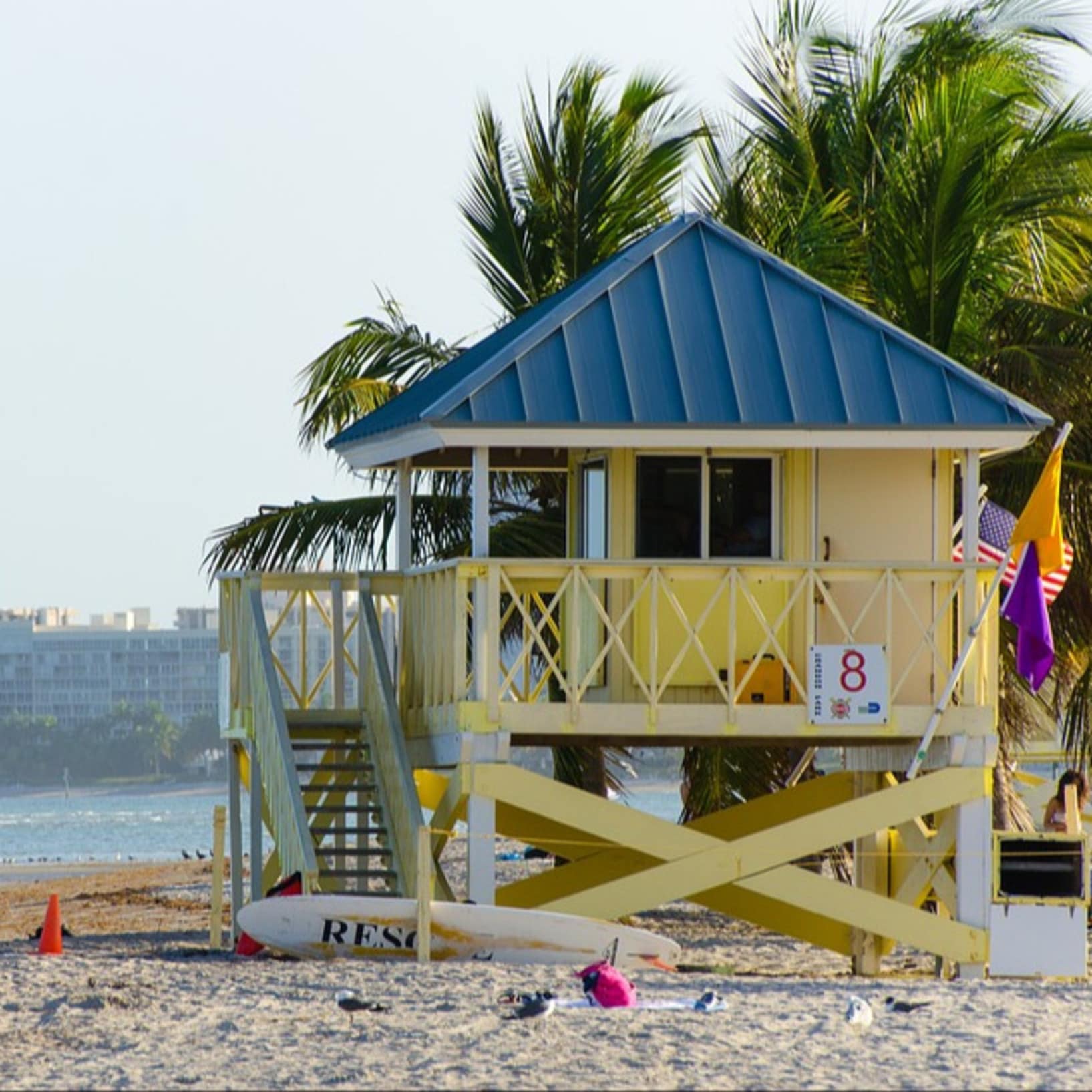 partir au soleil en janvier, cabine de sauvetage sur la plage à Miami