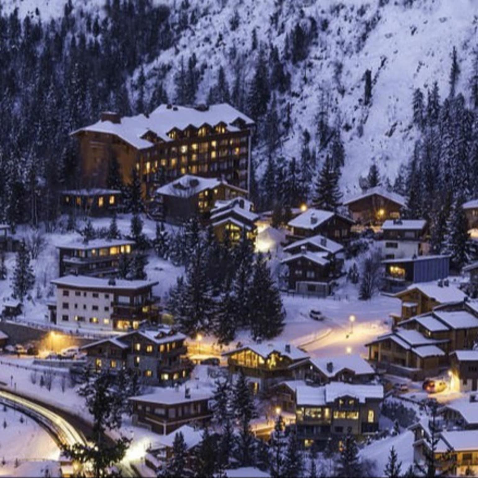 Ville enneigée, montagne, week-end sympa en famille