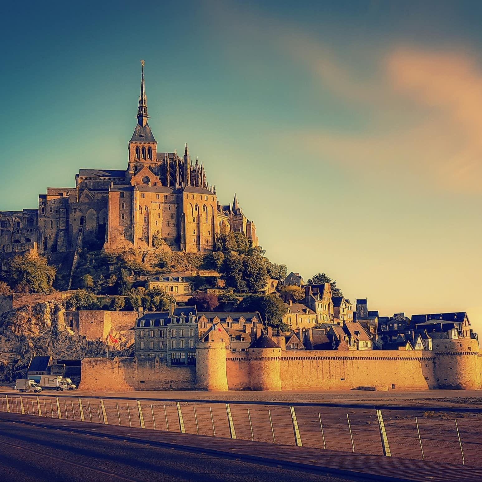 Coucher de soleil sur le Mont-Saint-Michel en Normandie