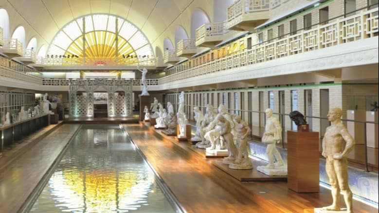 Vue sur l'intérieur de l'ancienne piscine de Roubaix, transformée en musée
