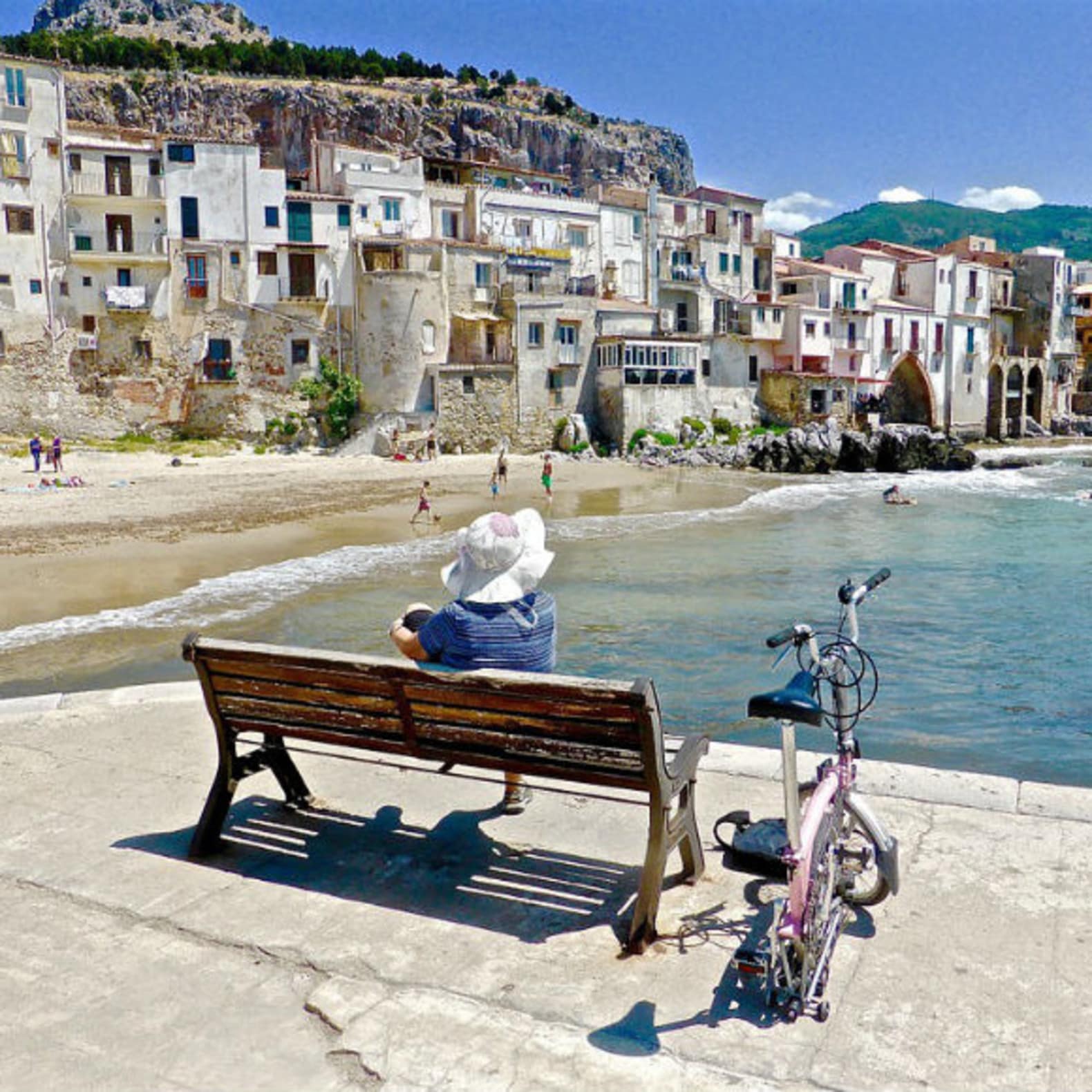Banc face à la mer, plage, village Sicile, vacances mer pas cher