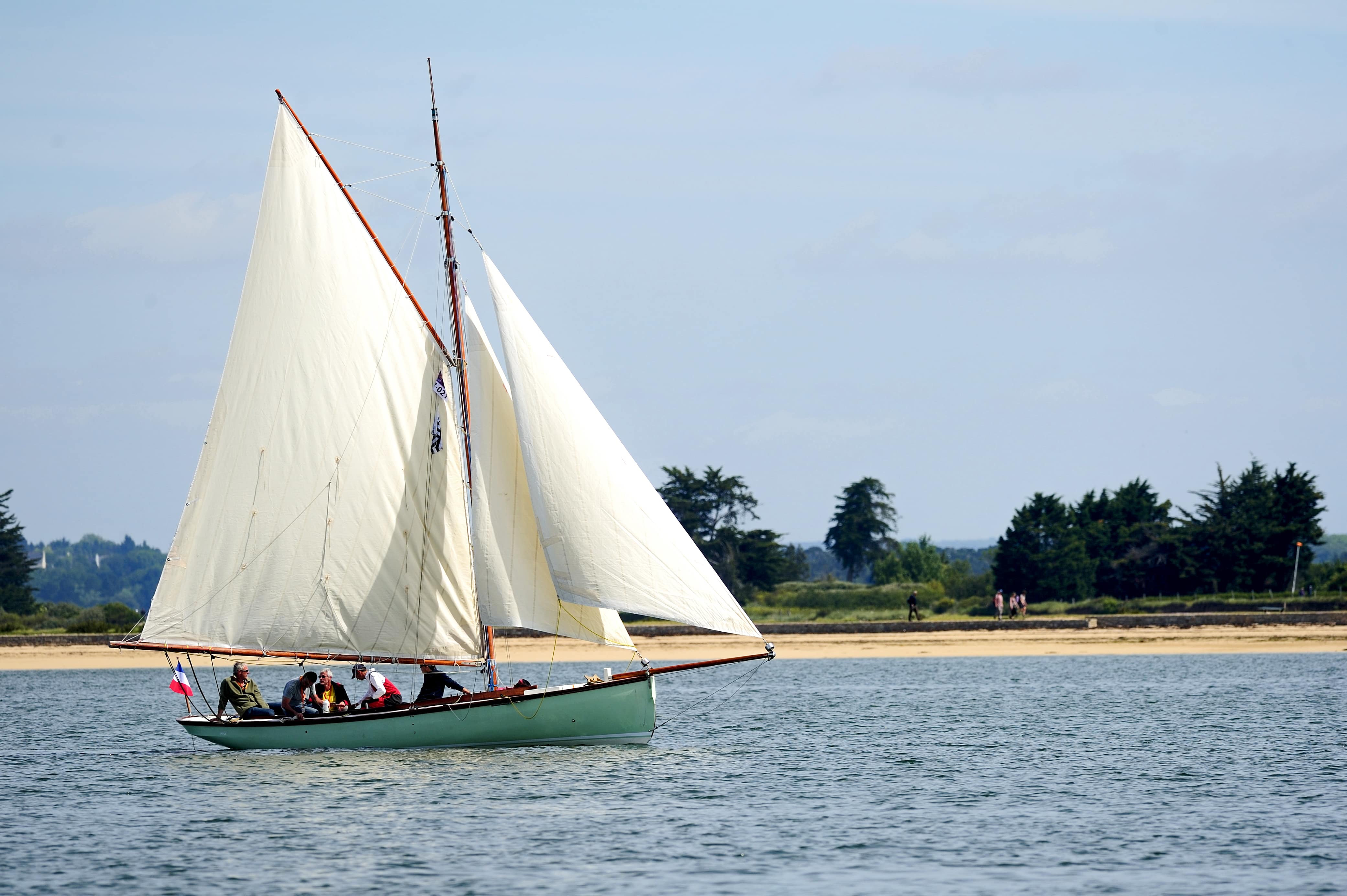Voilier voguant au large des îles du golfe