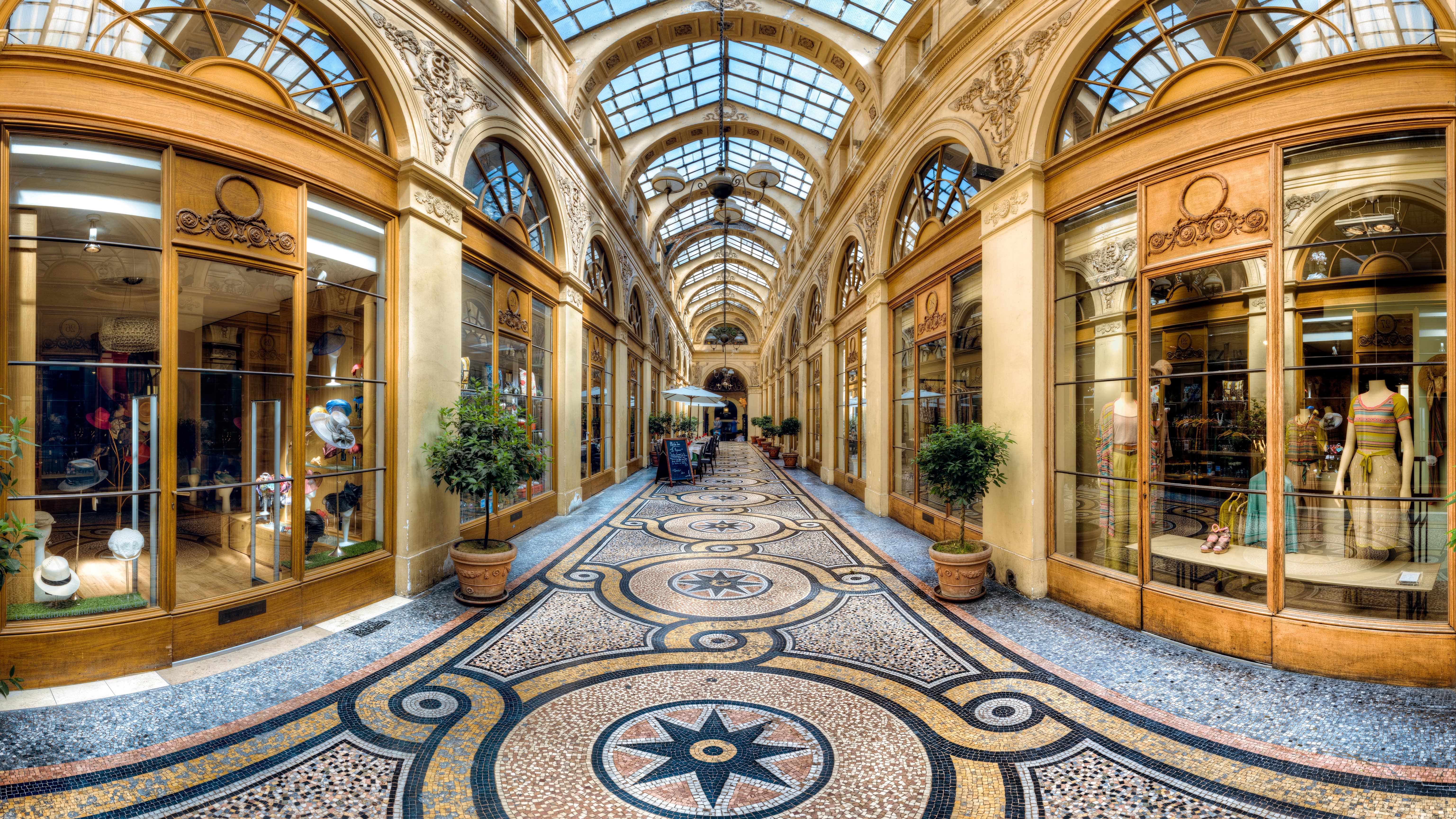 Galerie Vivienne à Paris, avec ses mosaïques colorées au sol et son toit en verrière