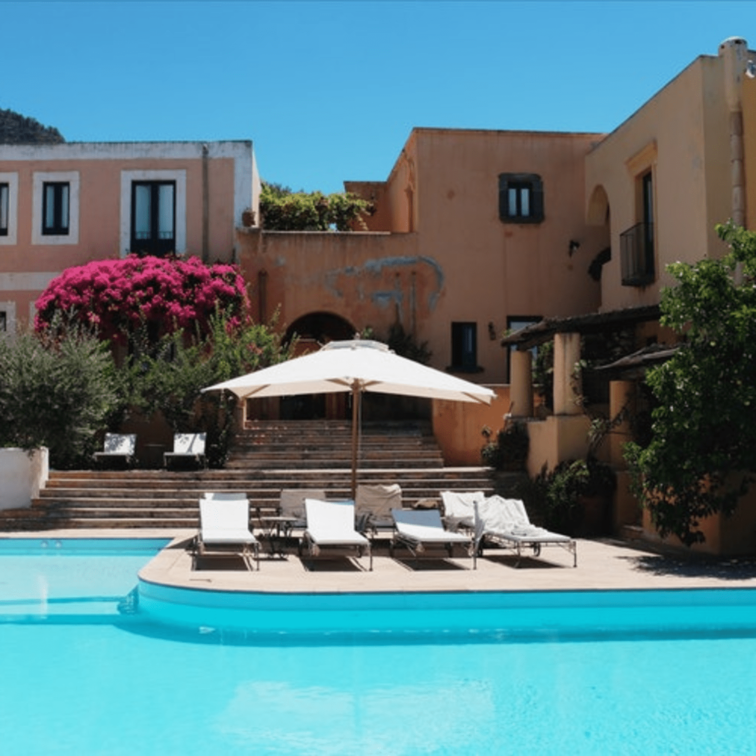 Parasol, chaises longues, piscine, location gîtes avec piscine