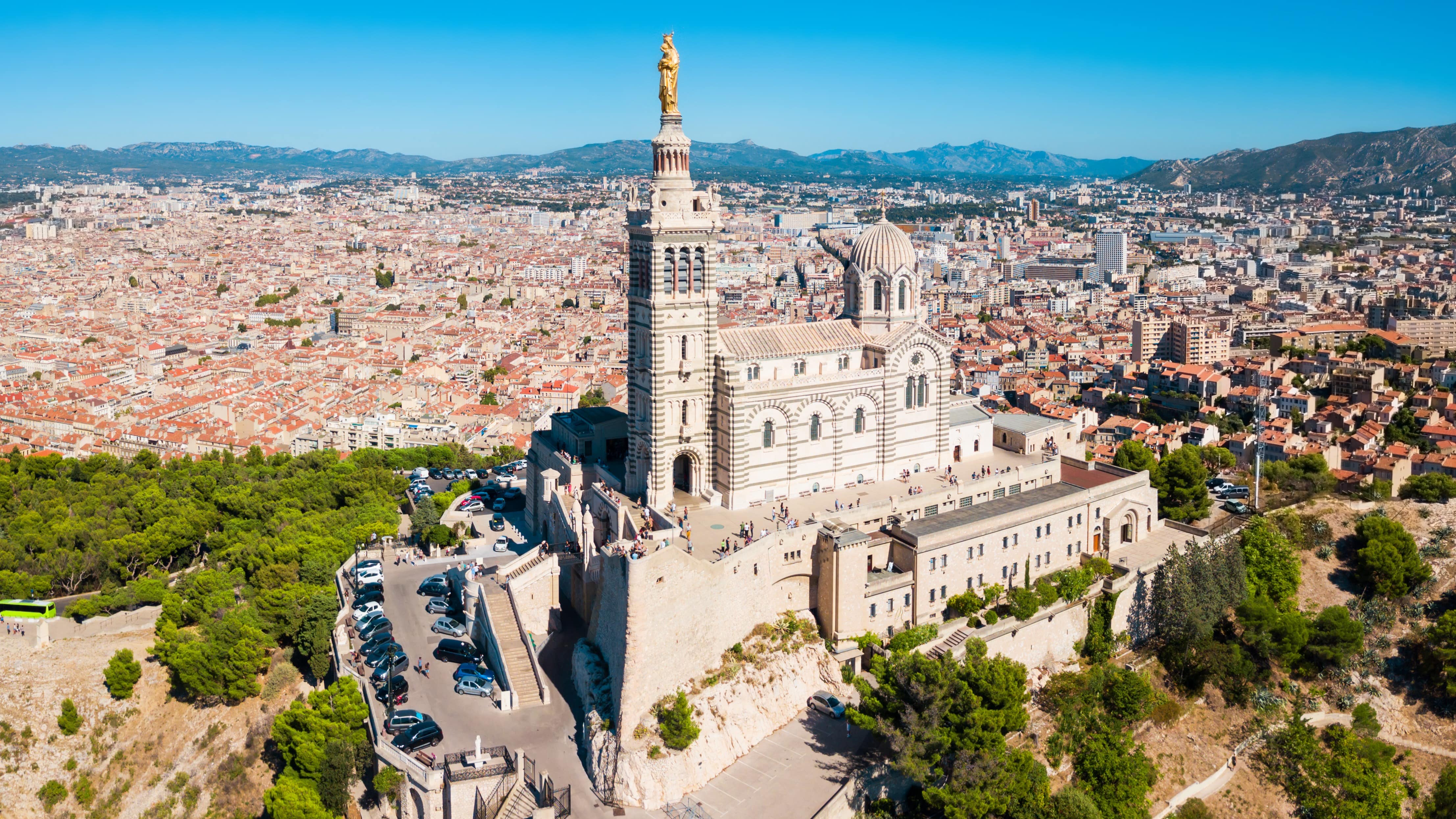 Vue sur Notre-Dame de la Garde qui domine Marseille