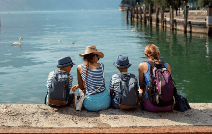 une famille donnant sur un lac