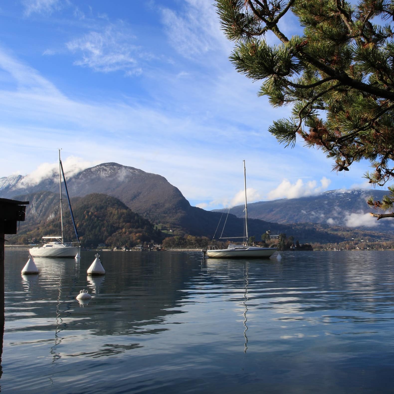 Le superbe lac d'Annecy dans les Alpes, où l'on peut pratiquer de nombreux sports nautiques