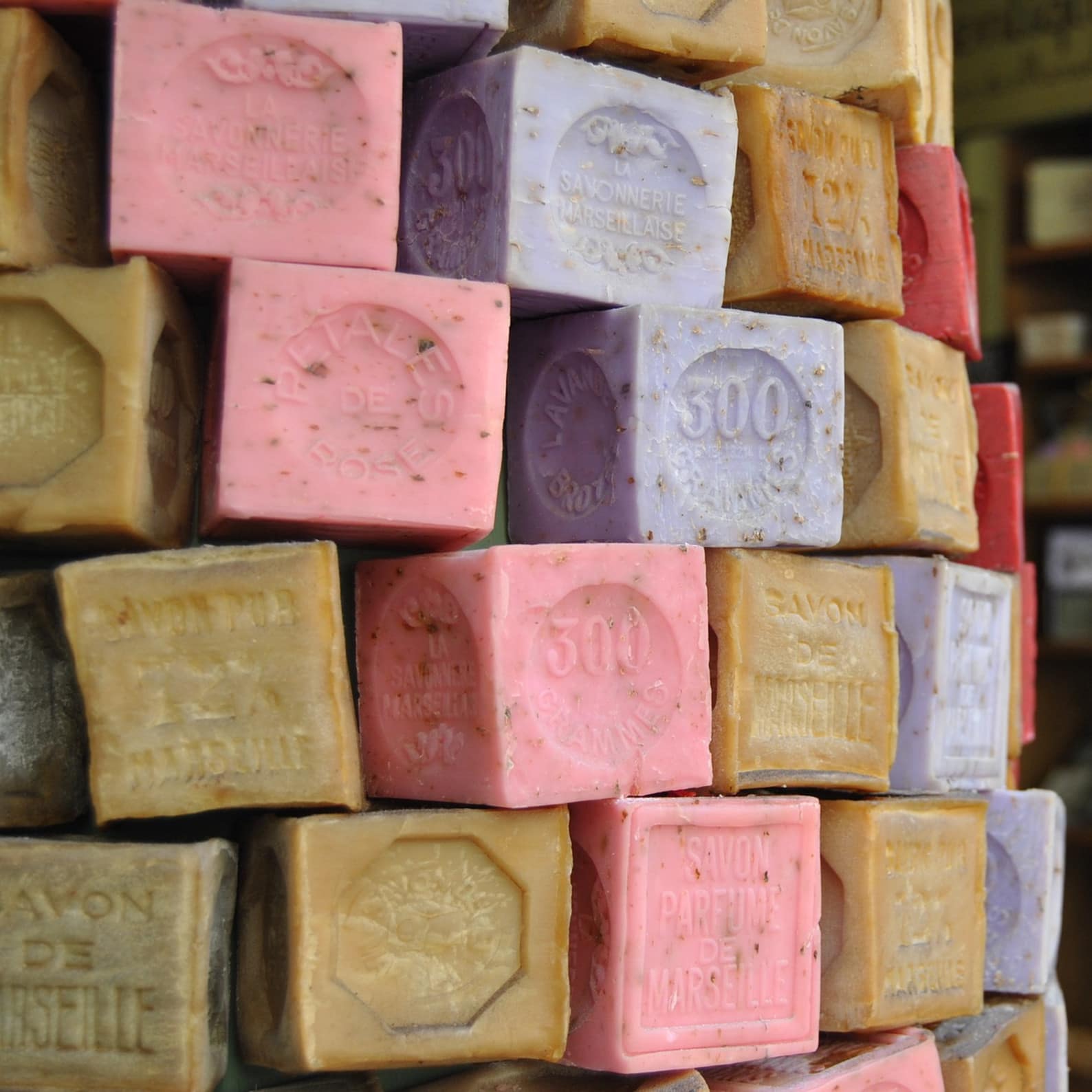 Empilement de savons de Marseille colorés dans une boutique traditionnelle de la ville
