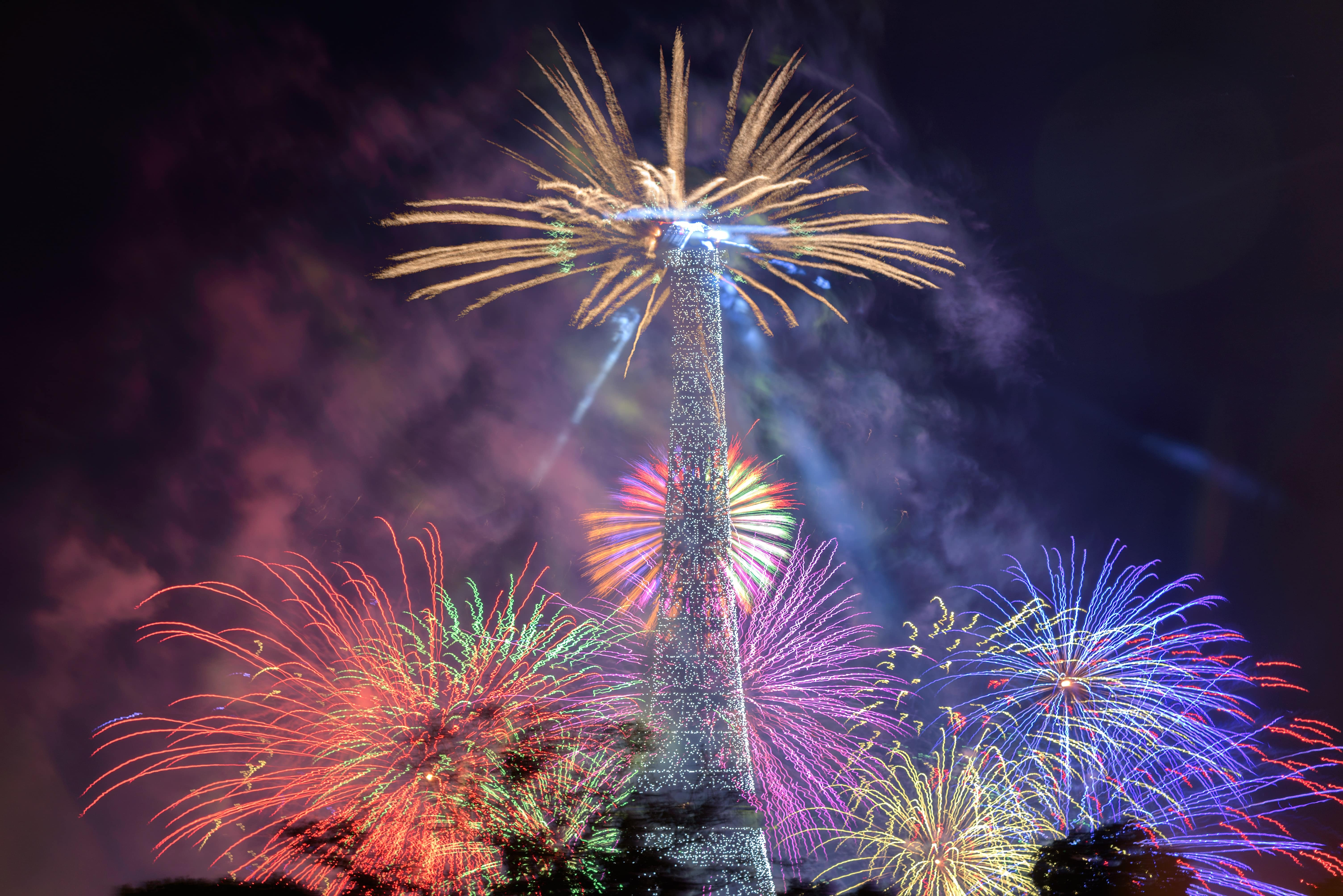 Fireworks around the Eiffel Tower, STOCK
