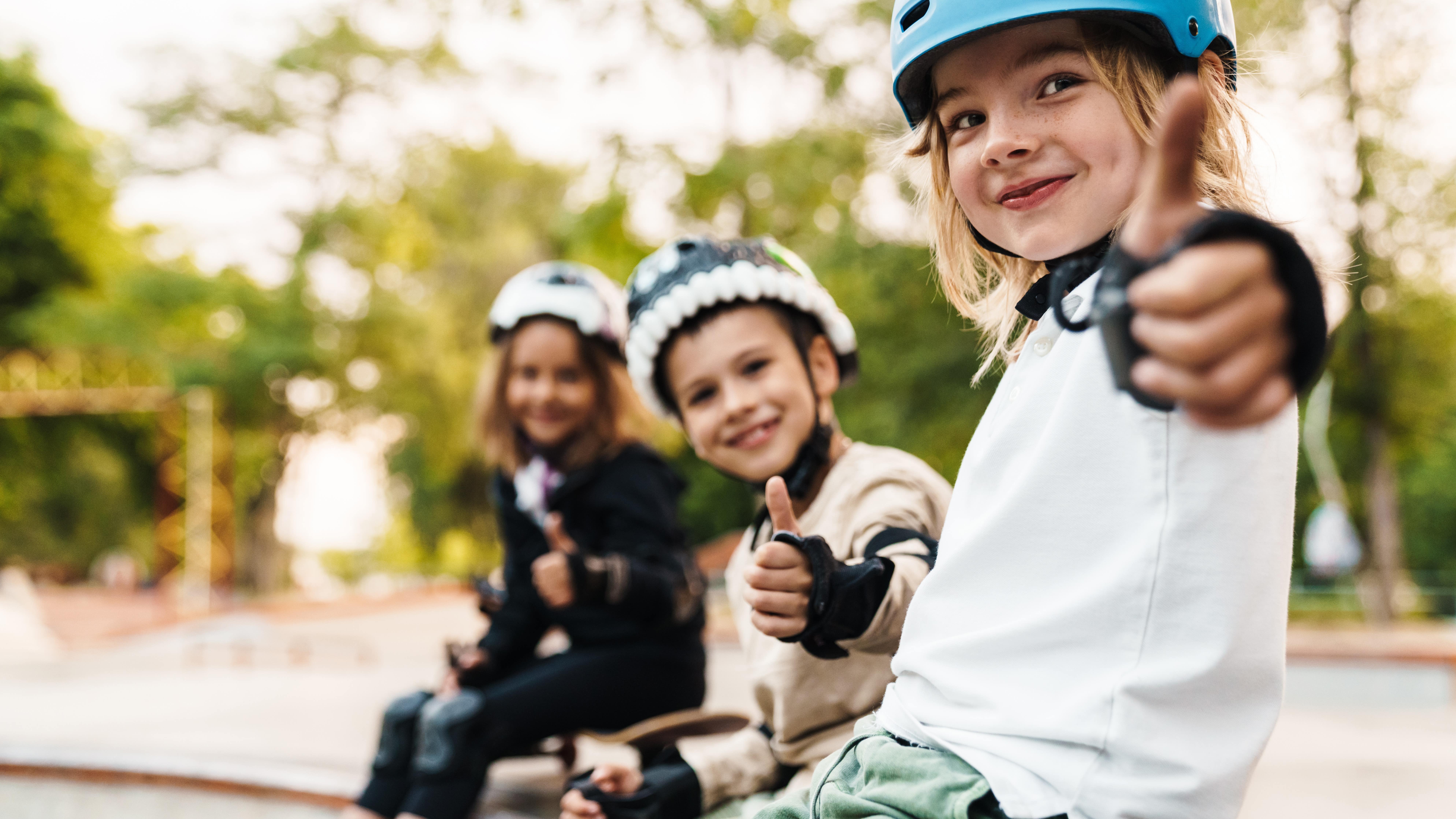 Enfants heureux de jouer dans un skate park