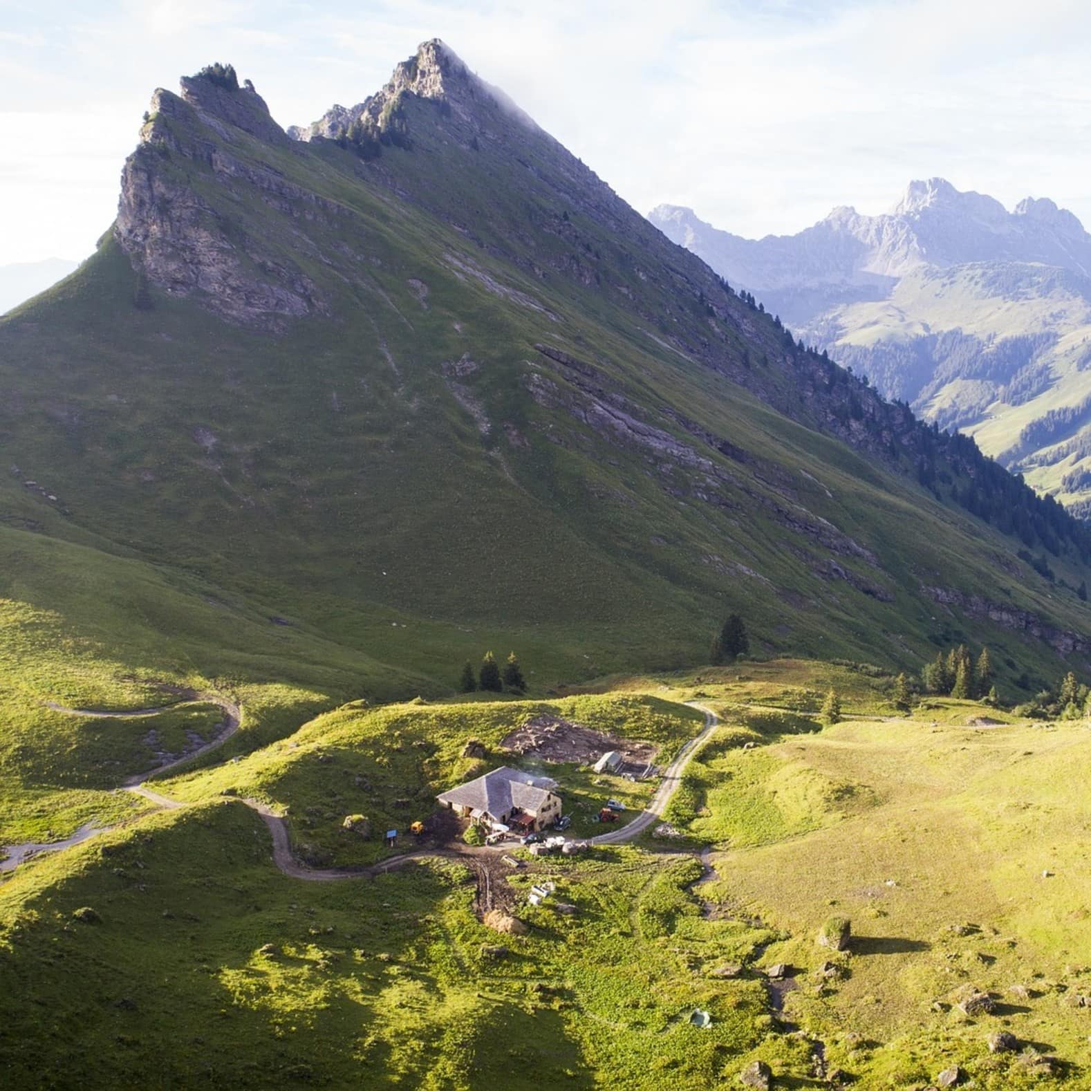 Un pays de pics vertigineux, de lacs paisibles et d’air pur à la nature intacte.