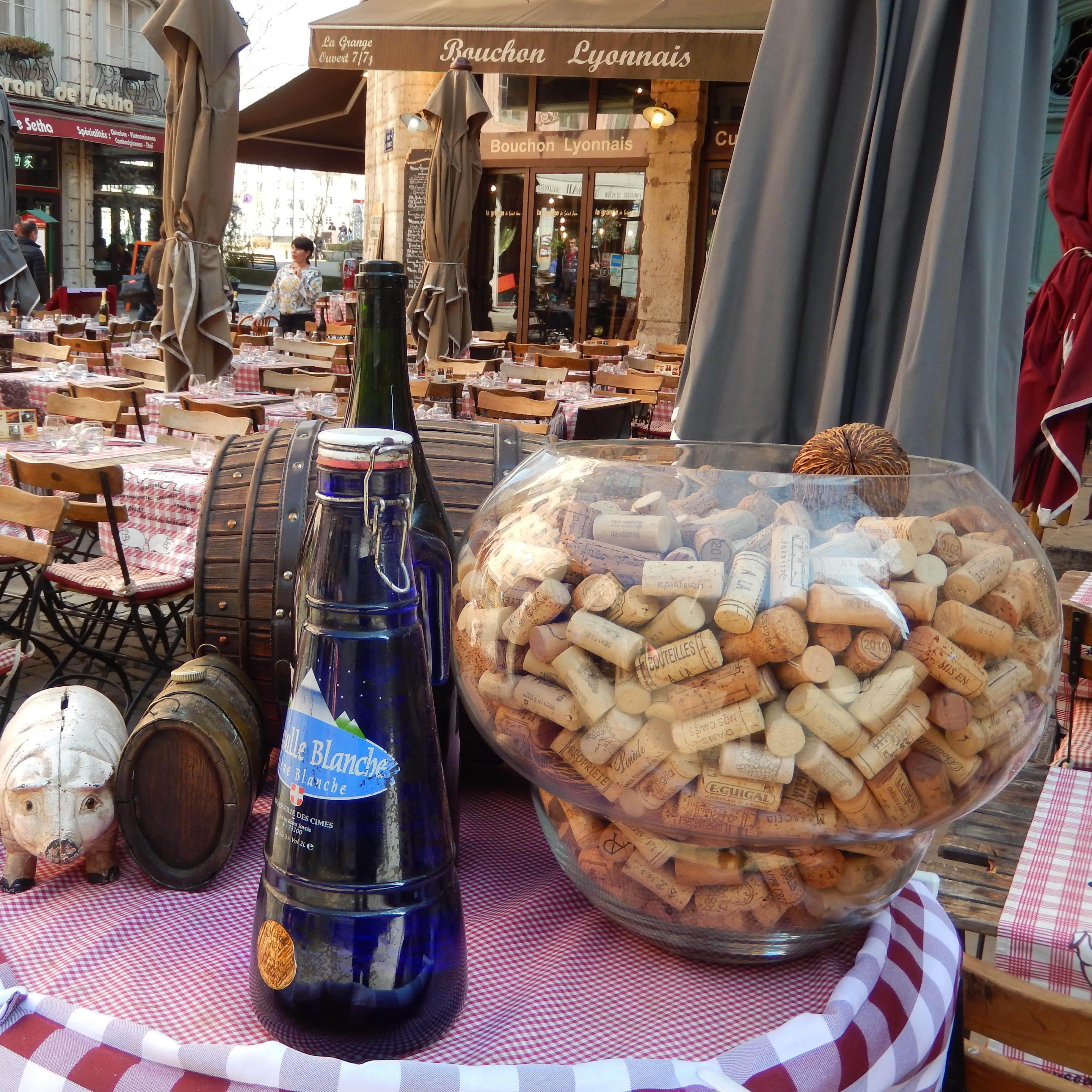 Les bouchons lyonnais sont des petits restaurants populaires lyonnais typiques où l’on mange divinement bien !