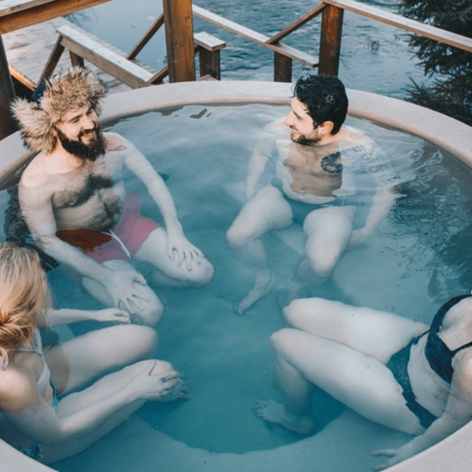 Groupe d’amis dans un jacuzzi, gîte avec jacuzzi