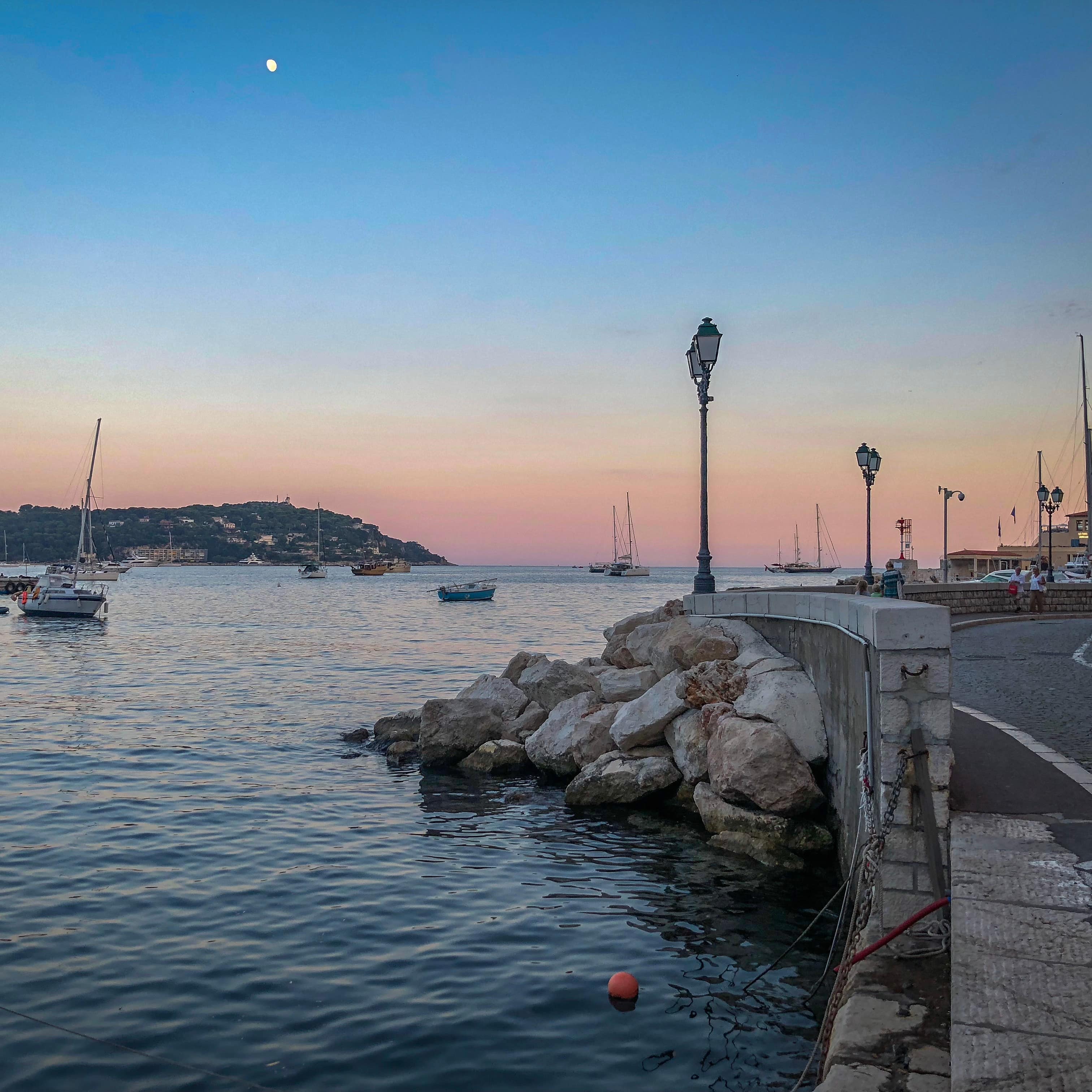 Petit port sur la mer Méditerranée