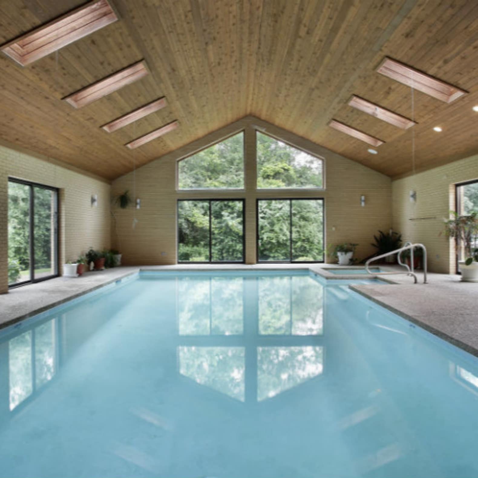 Grande piscine intérieure et couverte, gîtes avec piscine privée