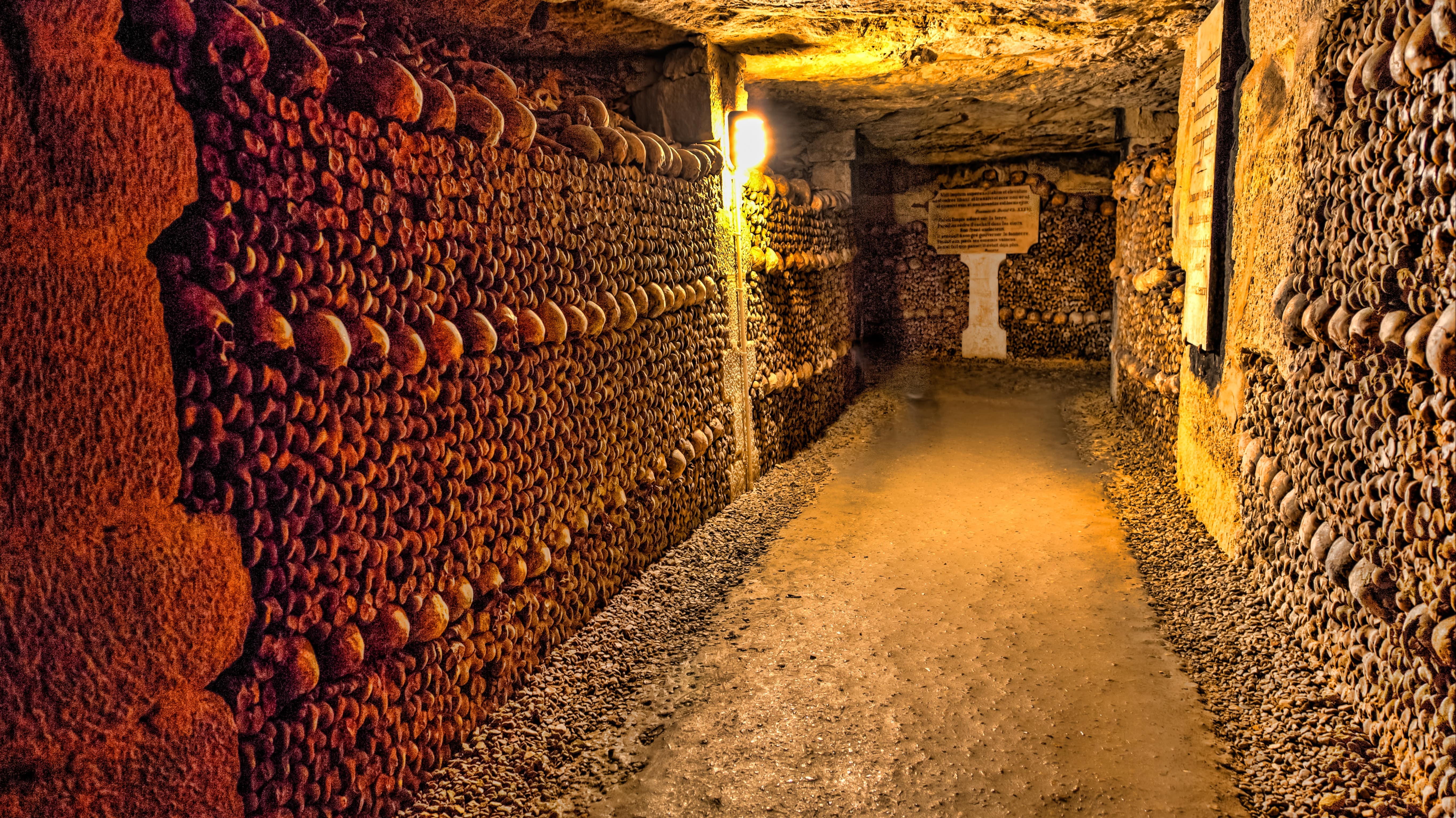 Murs de crânes et d’ossements dans les catacombes de Paris