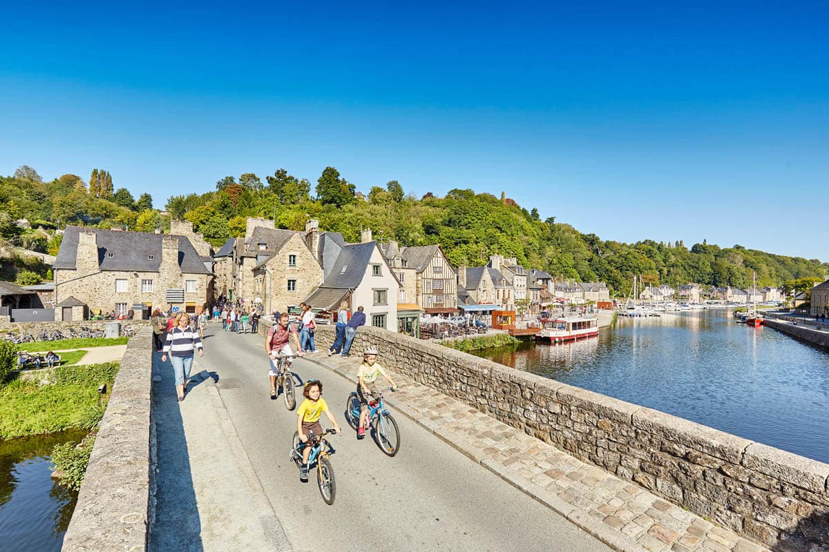 Enfants à vélo sur un pont à dinan