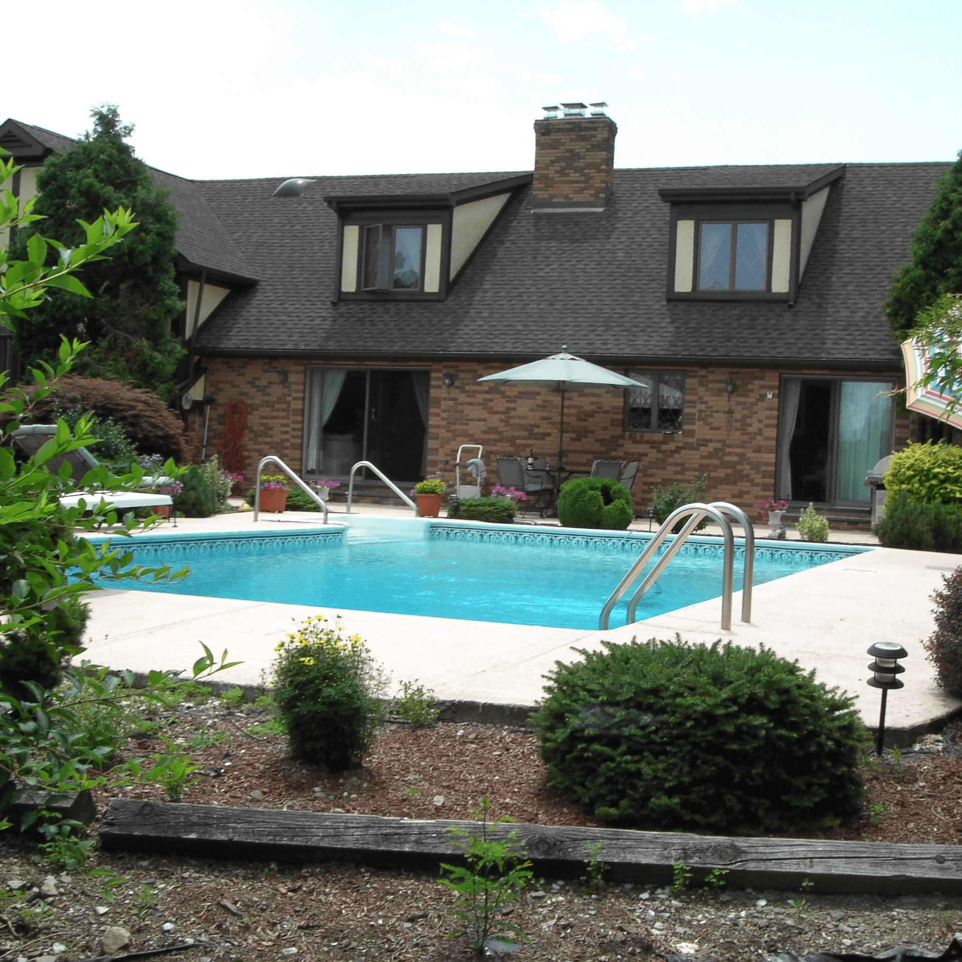 Grand gîte avec piscine et terrasse, parasol, salon de jardin, gîtes avec piscine privée