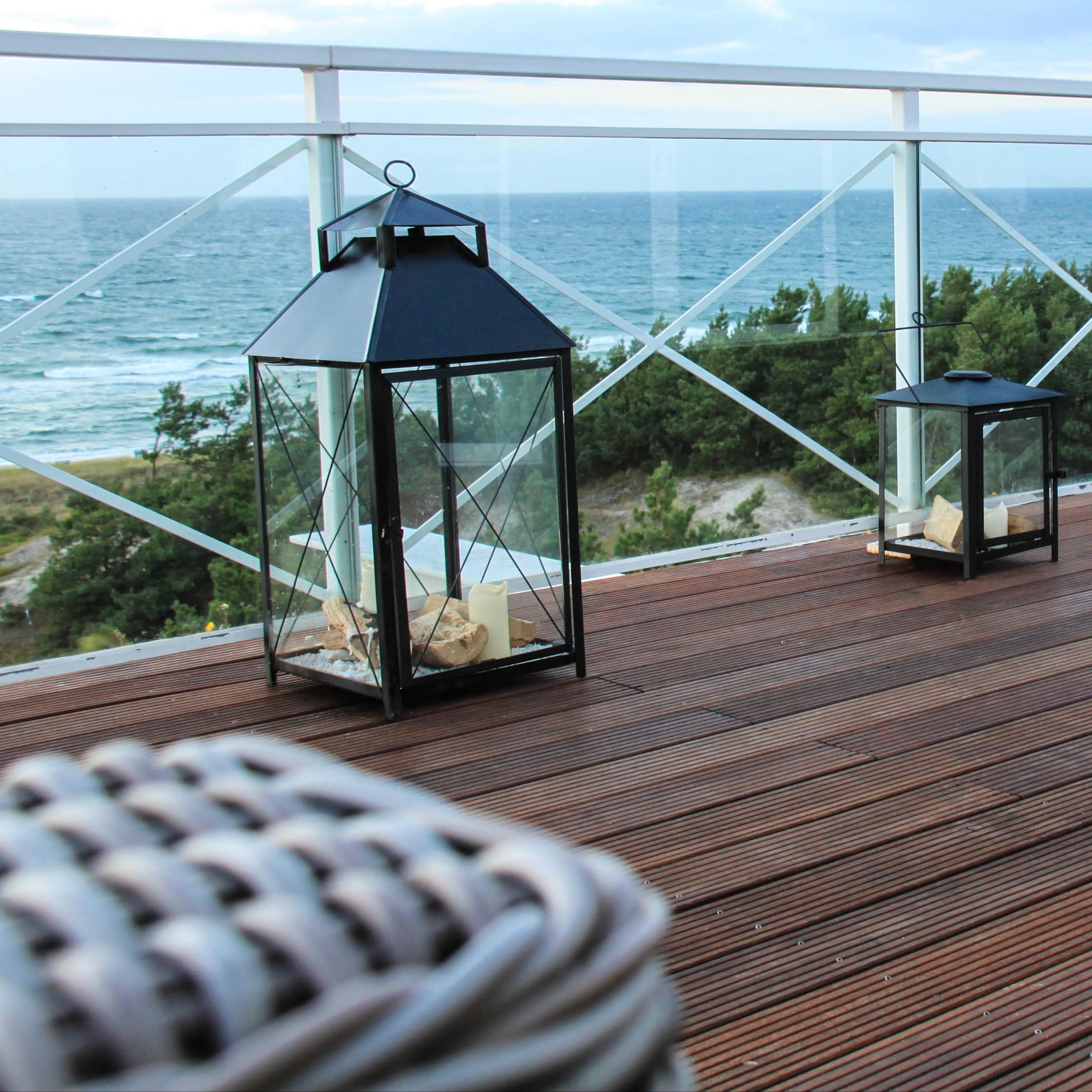 Lanternes, bougies, terrasse en bois face à l’océan, location maison bord de mer