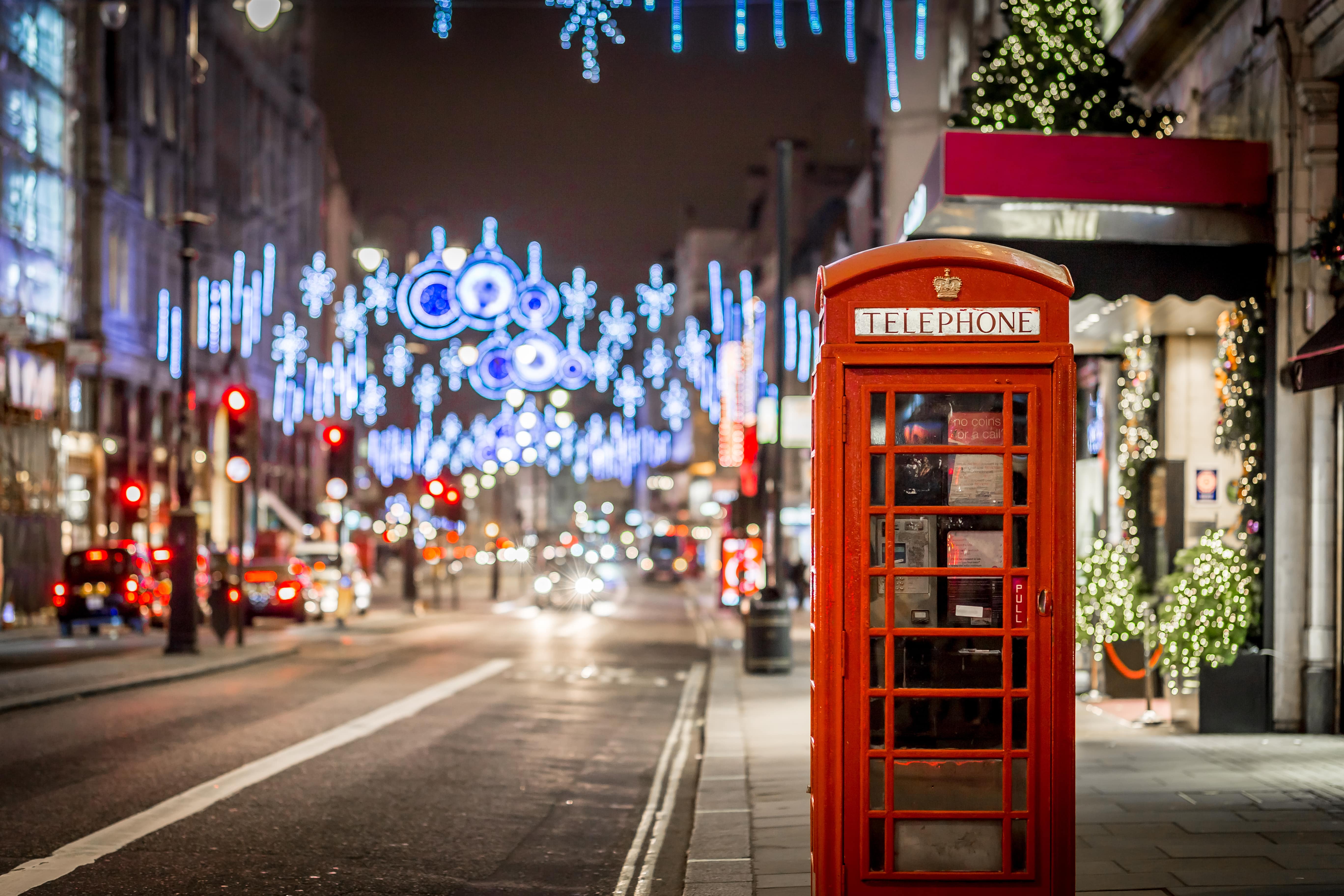 Boîte de téléphone à Londres avec des décorations de Noël
