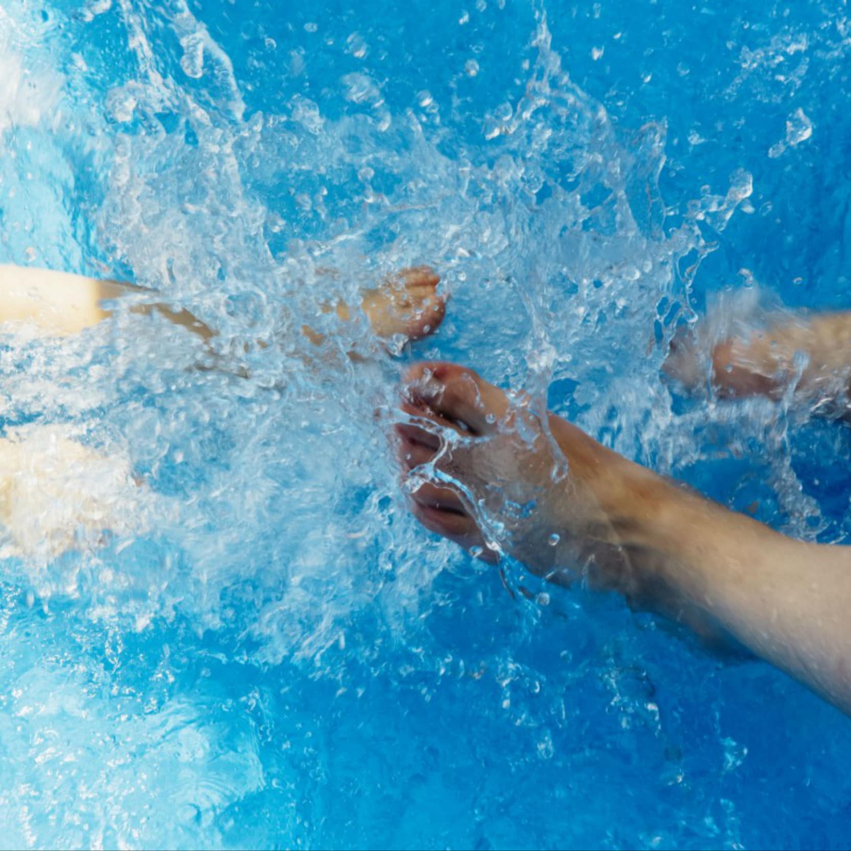 Le bonheur de barboter dans l'eau dans un gîte avec piscine