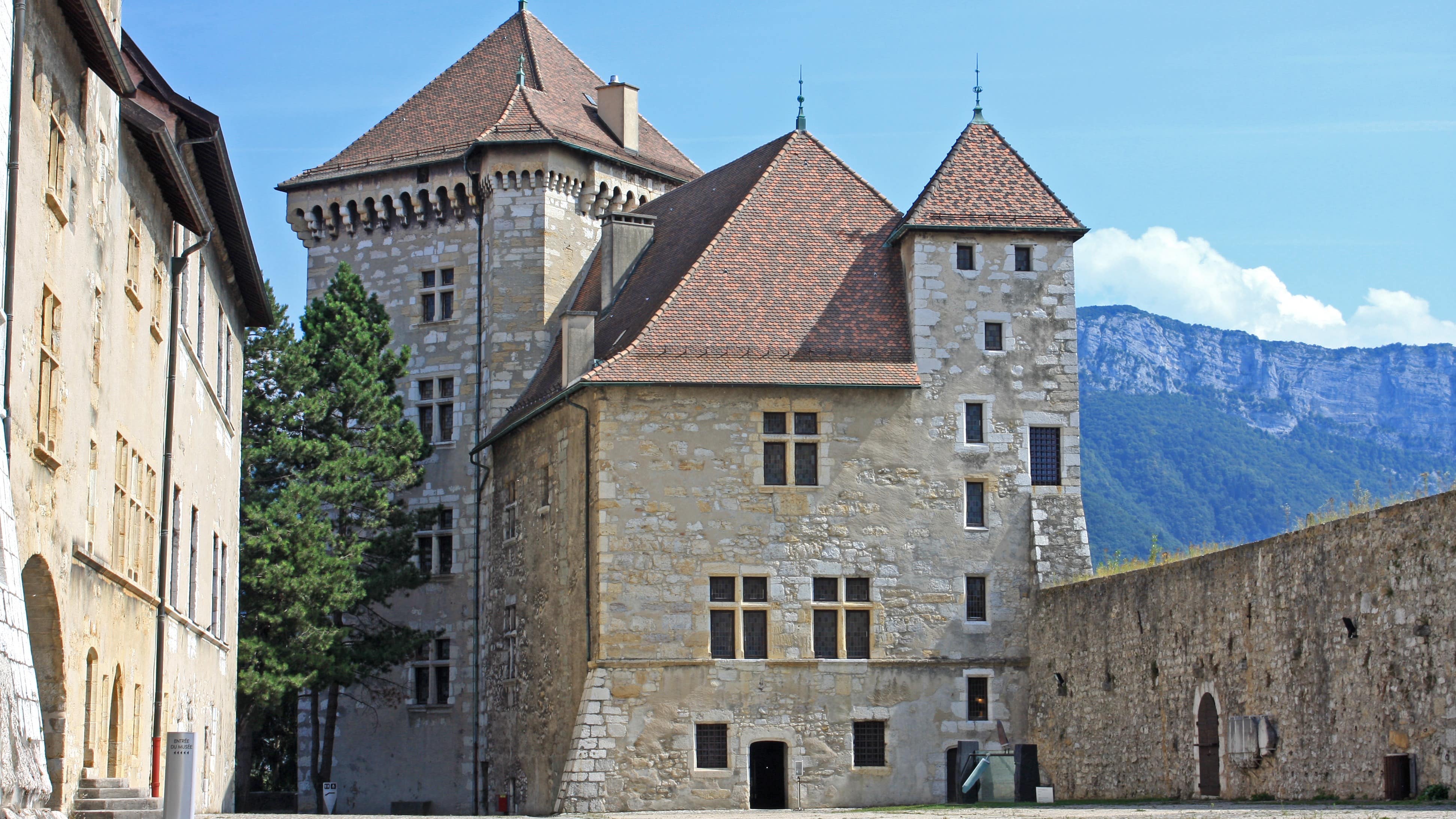 Château d’Annecy, avec les montagnes derrière