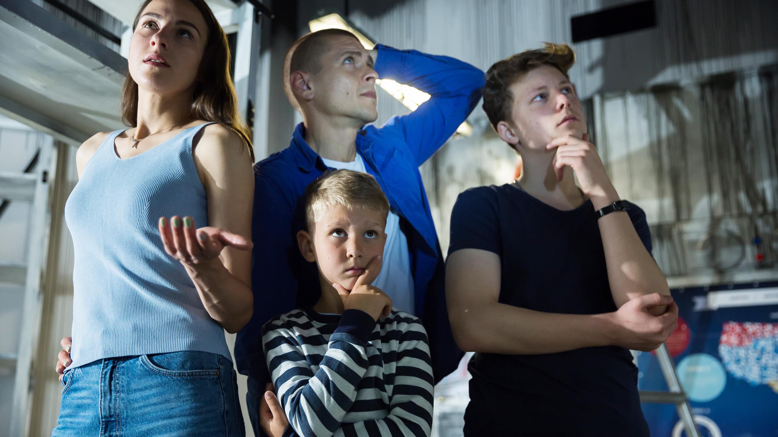 Un groupe de 4 jeunes en pleine réflexion dans une salle d’escape game