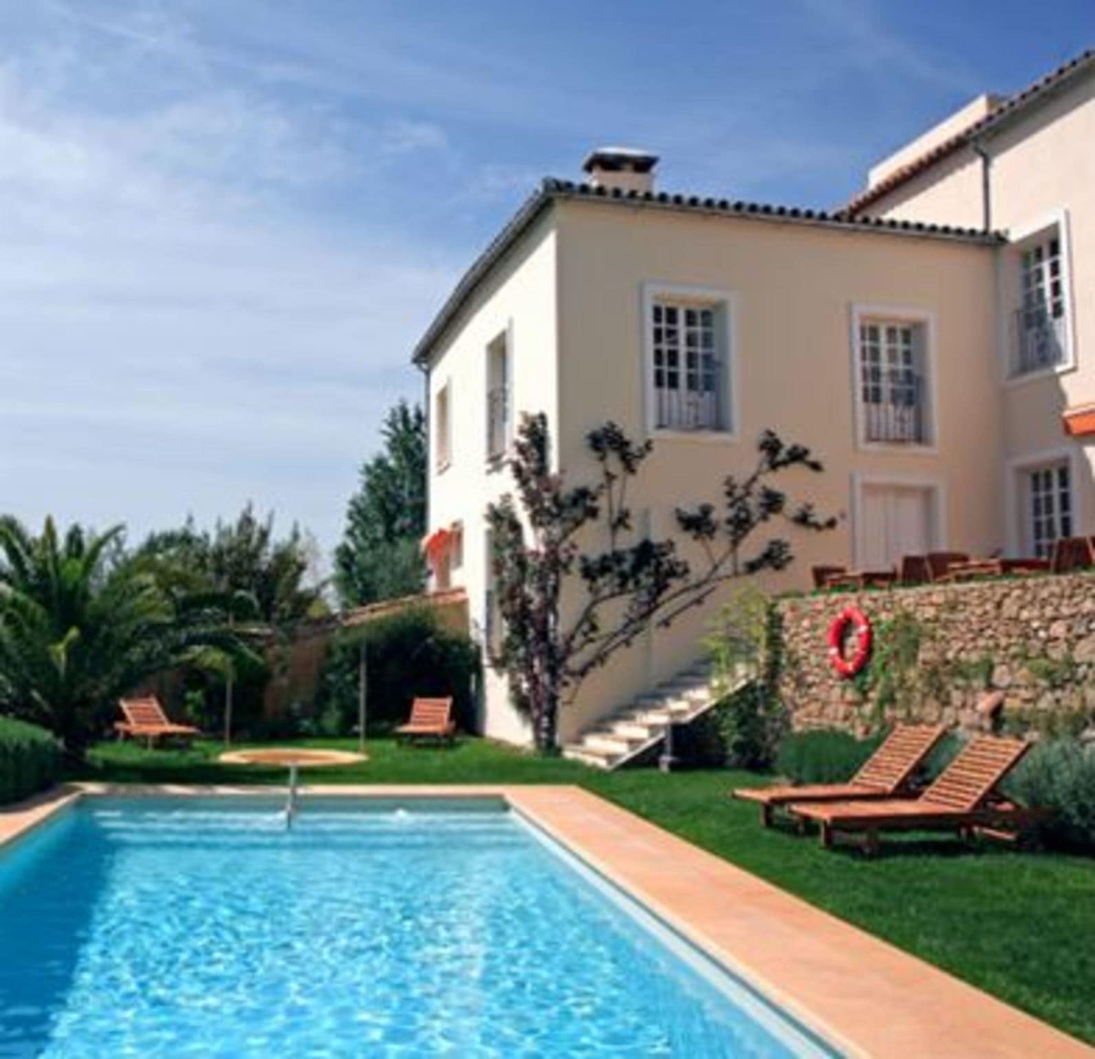 Villa avec piscine, jardin, chaises longues, villa Fréjus