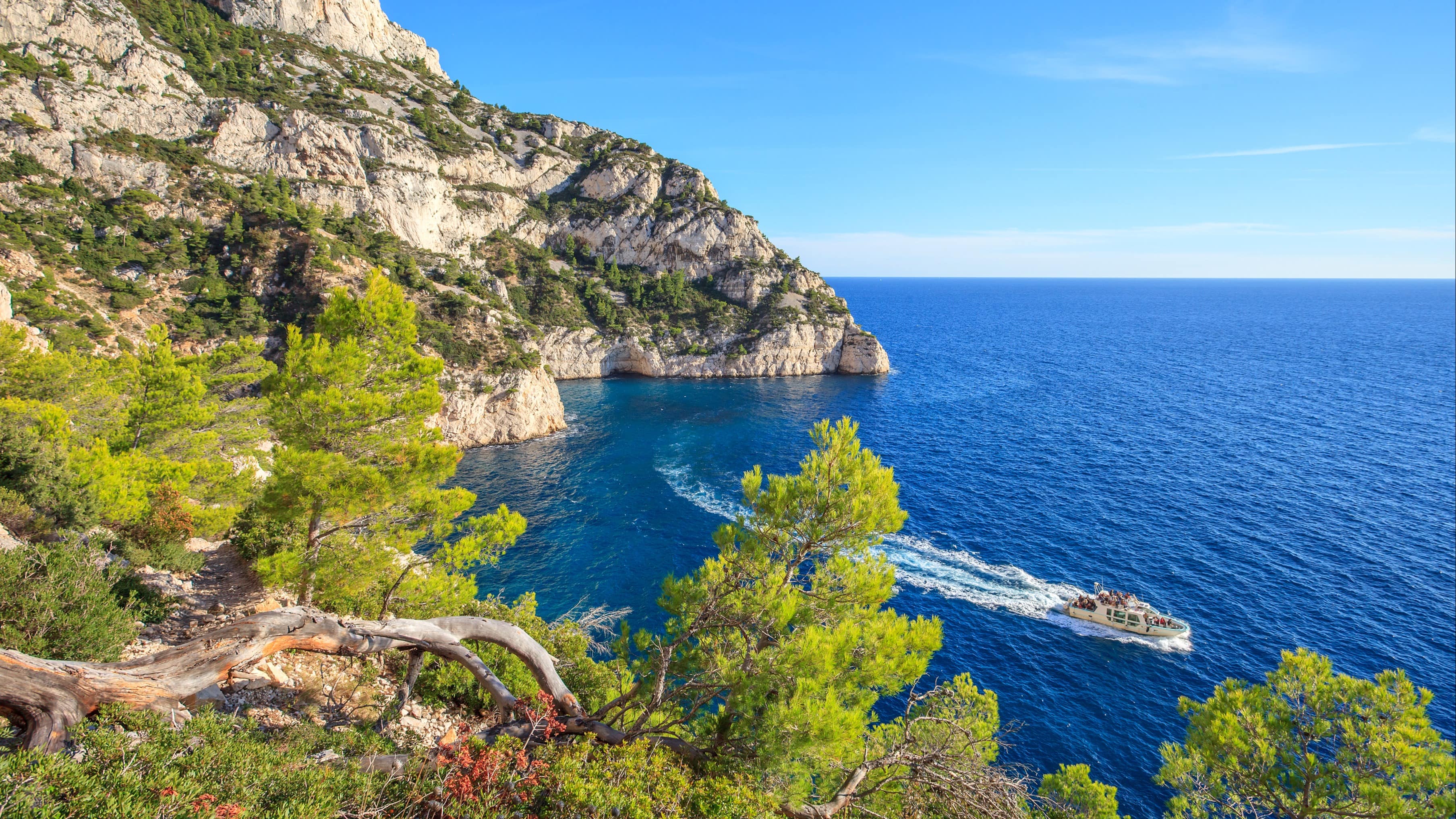 Un bateau naviguant dans les calanques de Marseille