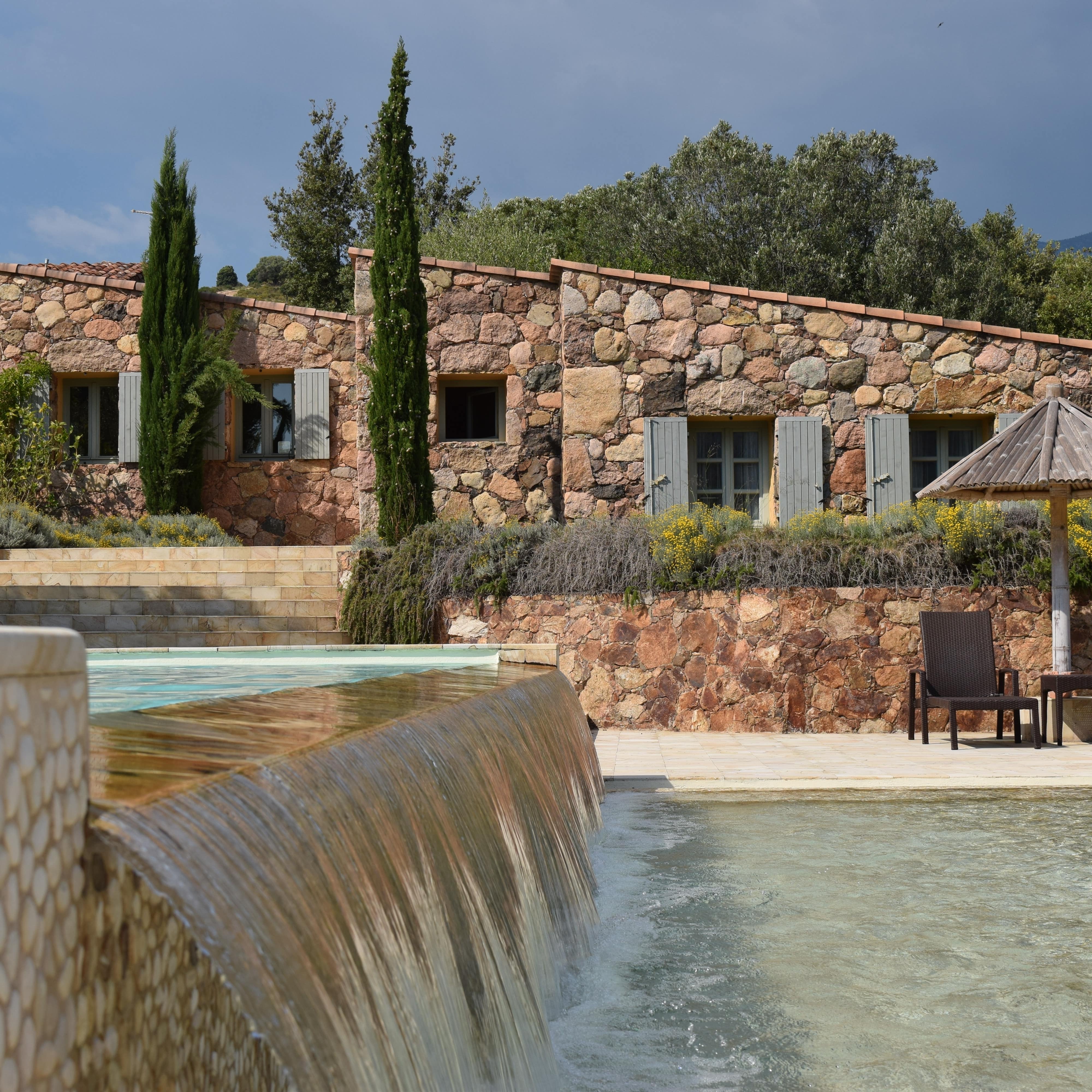 Maison en pierres, piscine, gîtes à la ferme