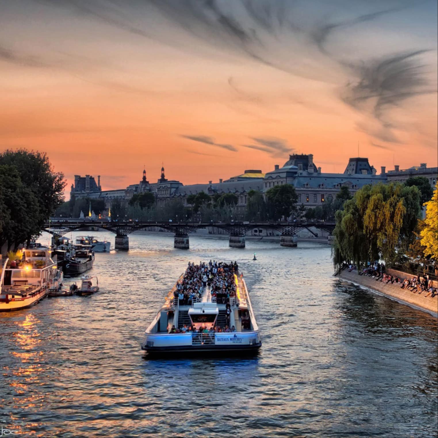 Location de vacances à Paris : visite de la ville en bateau-mouche sur la Seine