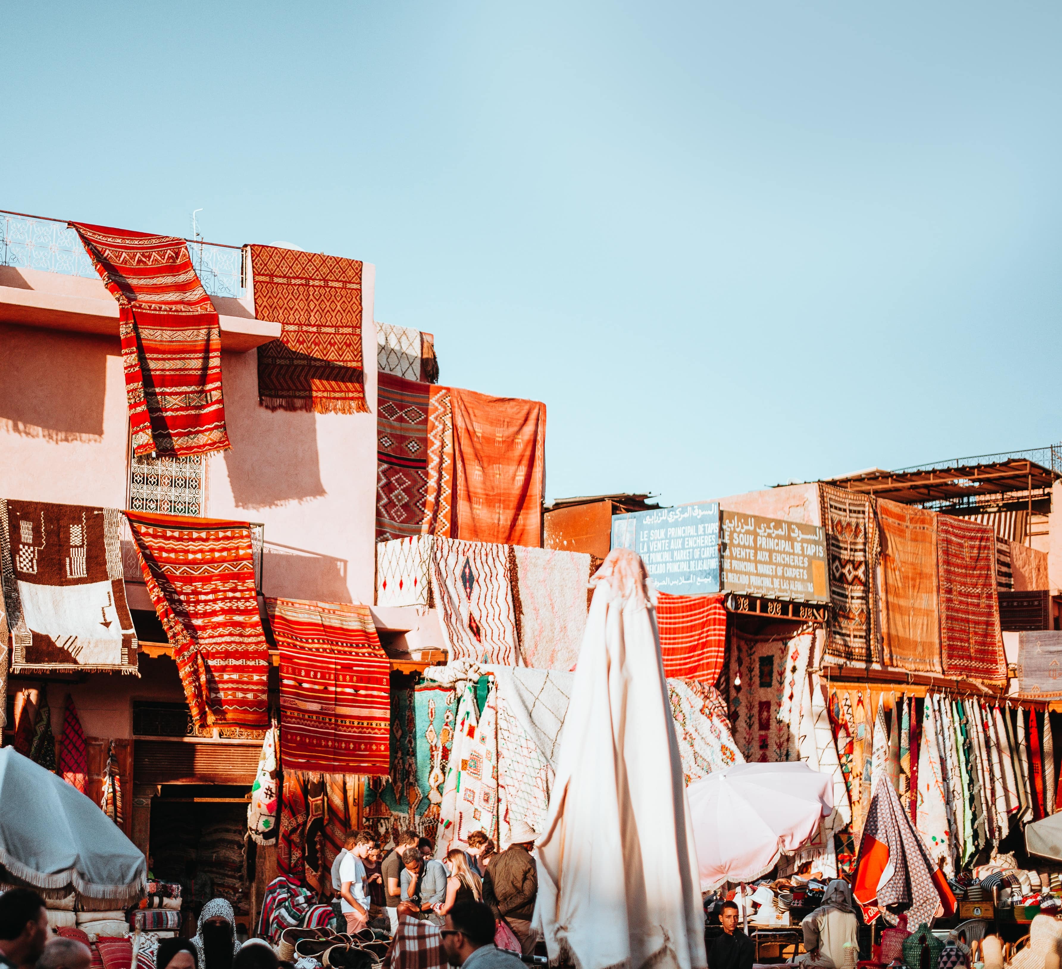 villes imperiales maroc - Marrakesh street market in Morocco - Photo by Annie Spratt