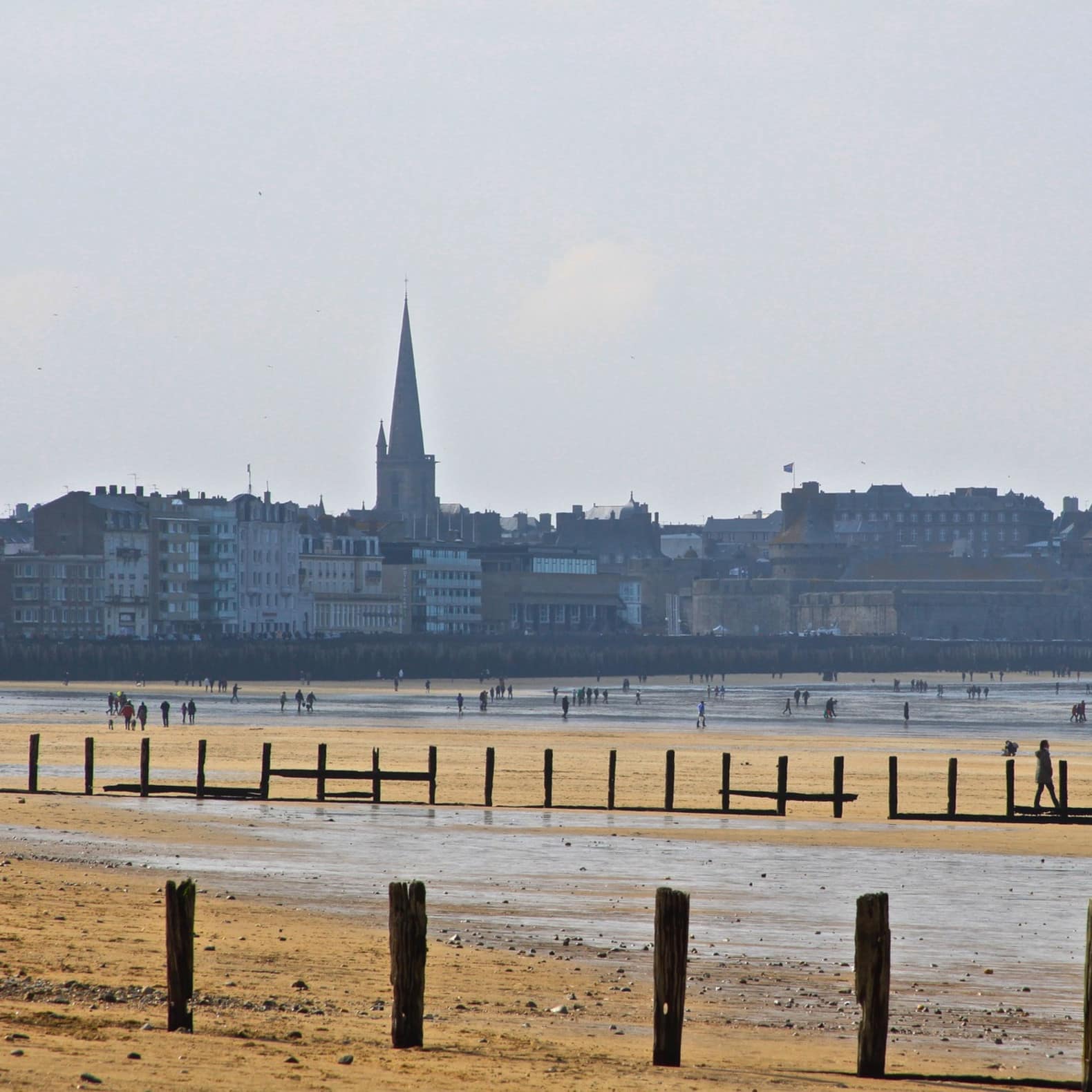 Plage à marée basse avec vue sur le littoral de la ville de Saint-Malo