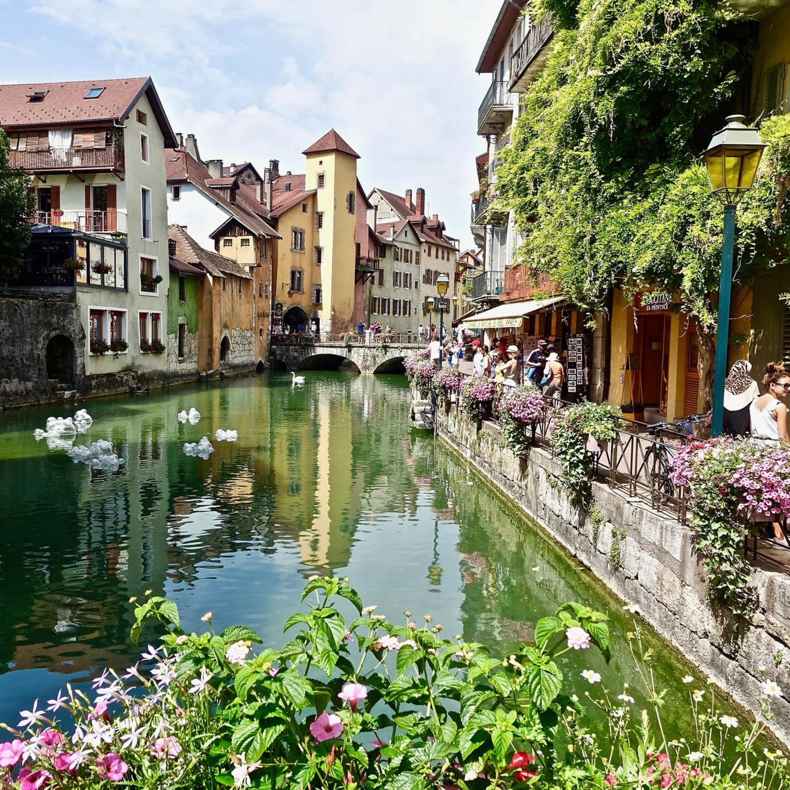 Vue sur un canal d’Annecy, France