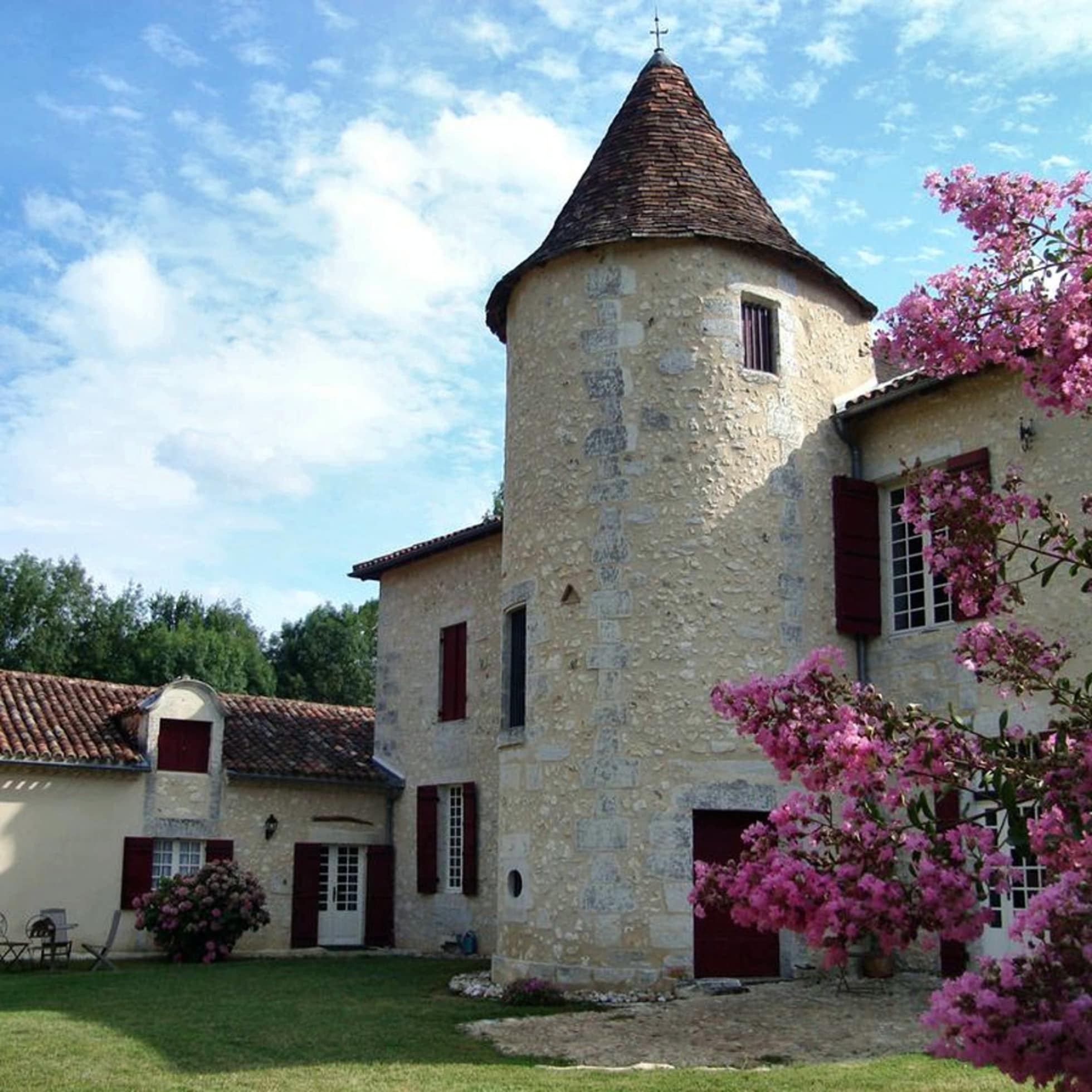 Manoir sur 13 hectares, avec terrain de tennis et piscine chauffée